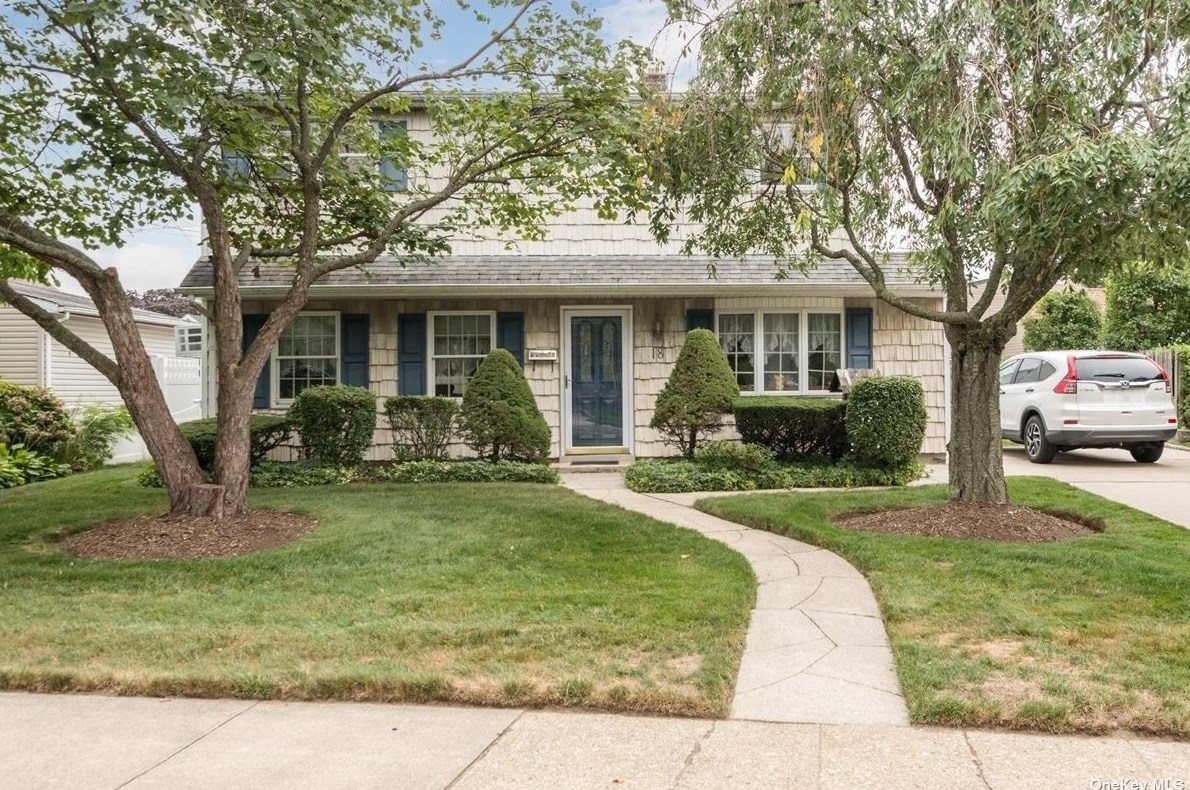 18 Homestead Ln, Plainedge, NY 11756-3929