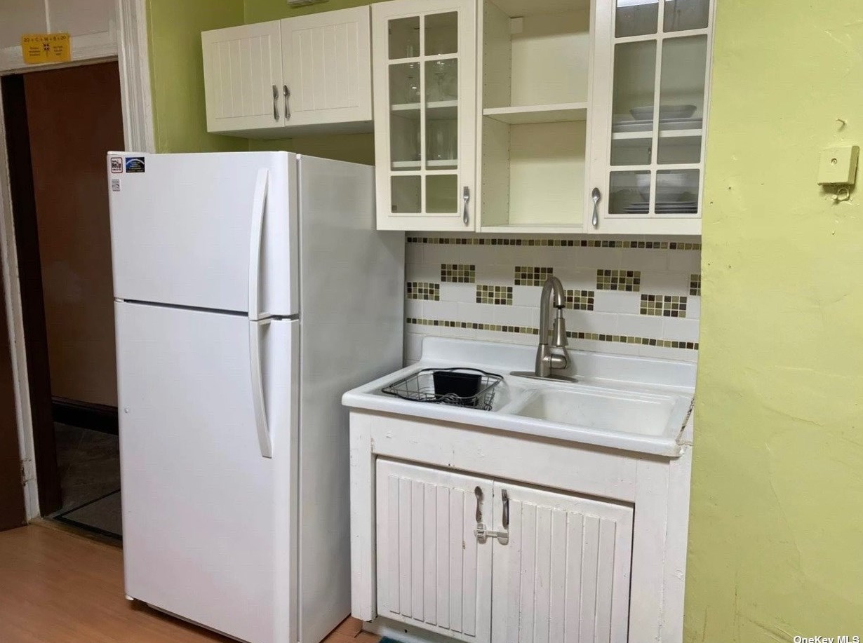 71-36 68th Pl, Flushing, NY 11385