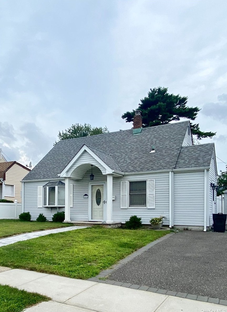 49 Gingham Ln, Plainedge, NY 11756
