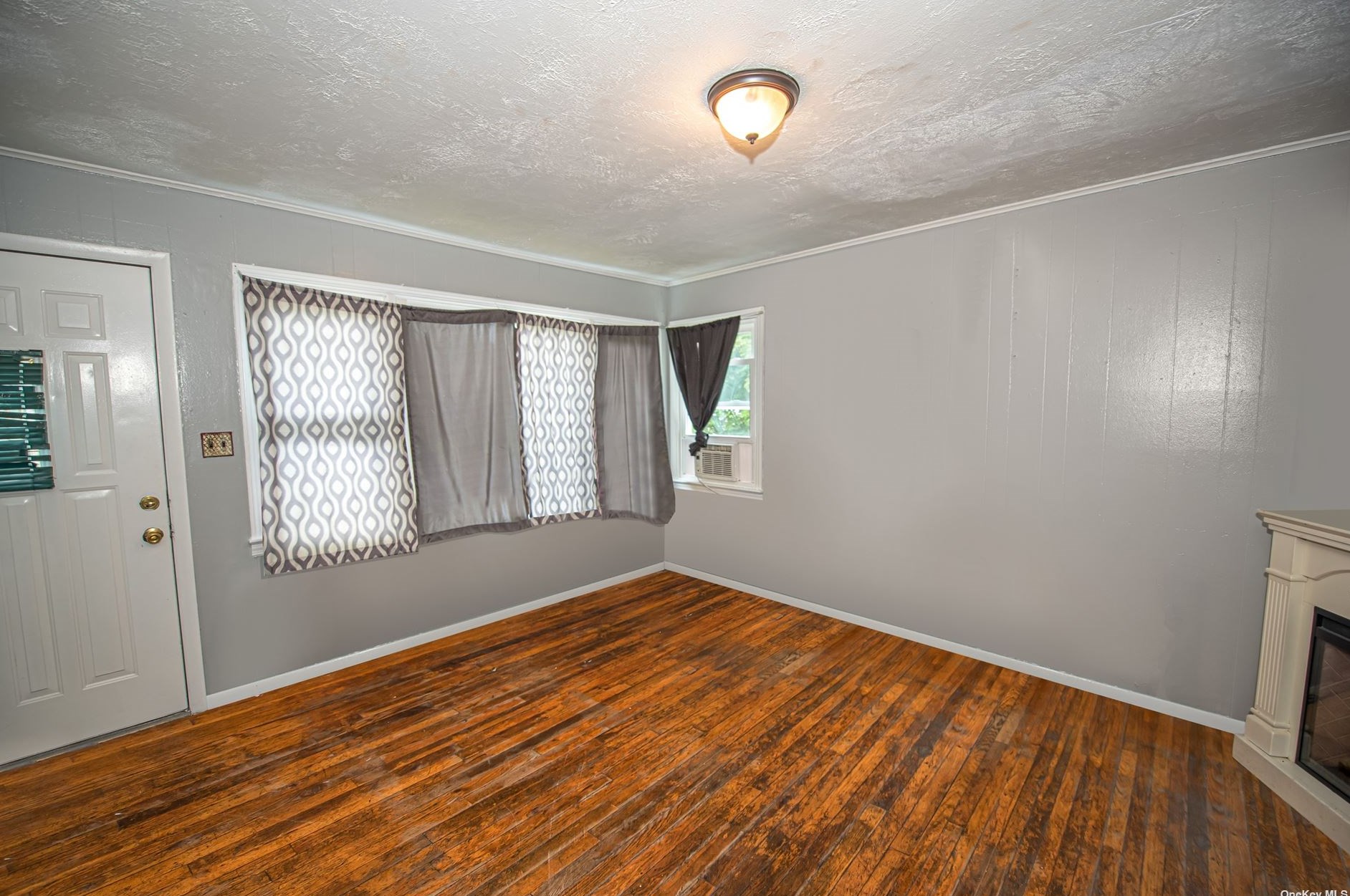 55 N 17th St, Wheatley Heights, NY 11798