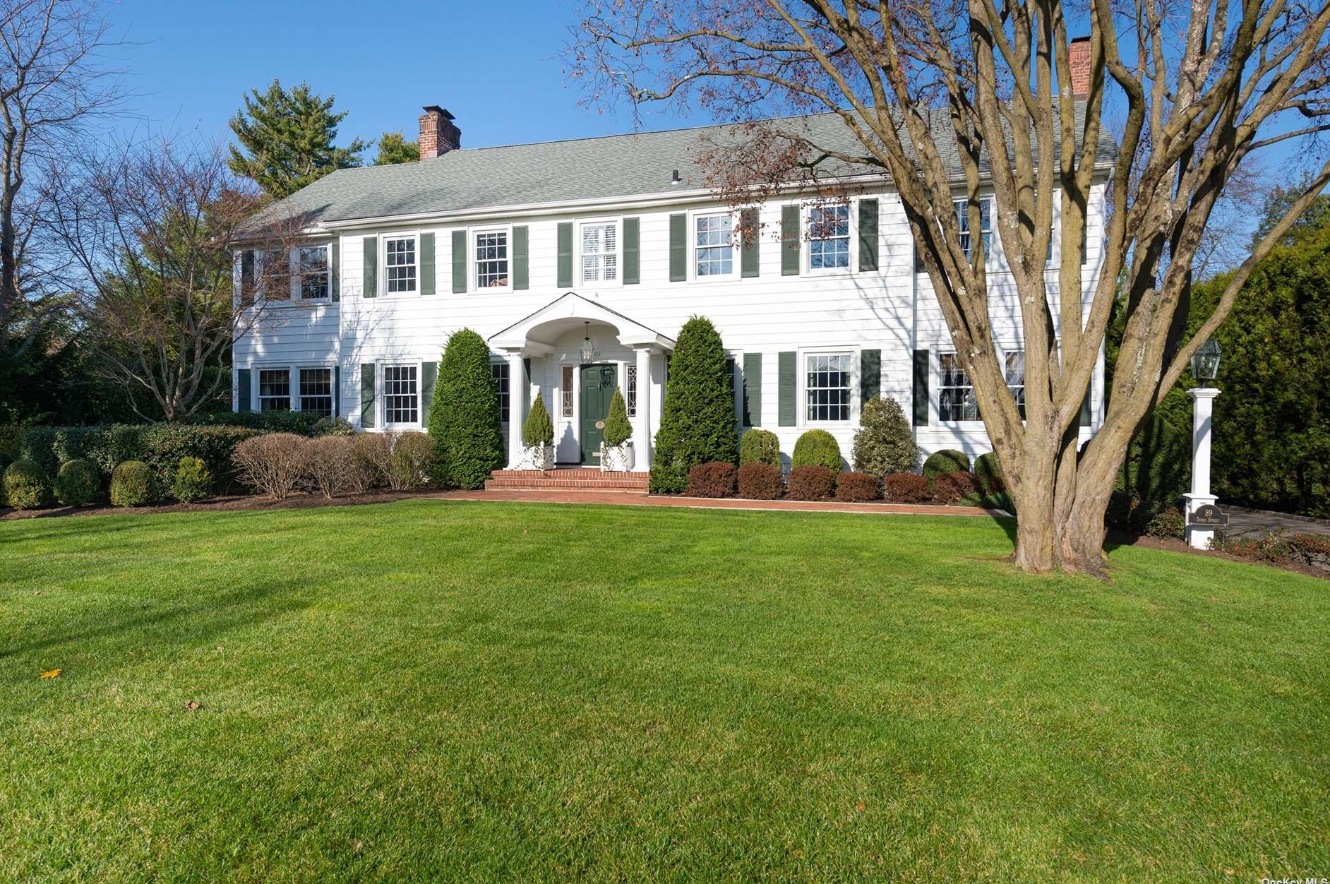 89 3rd St, Garden City, NY 11530-4405