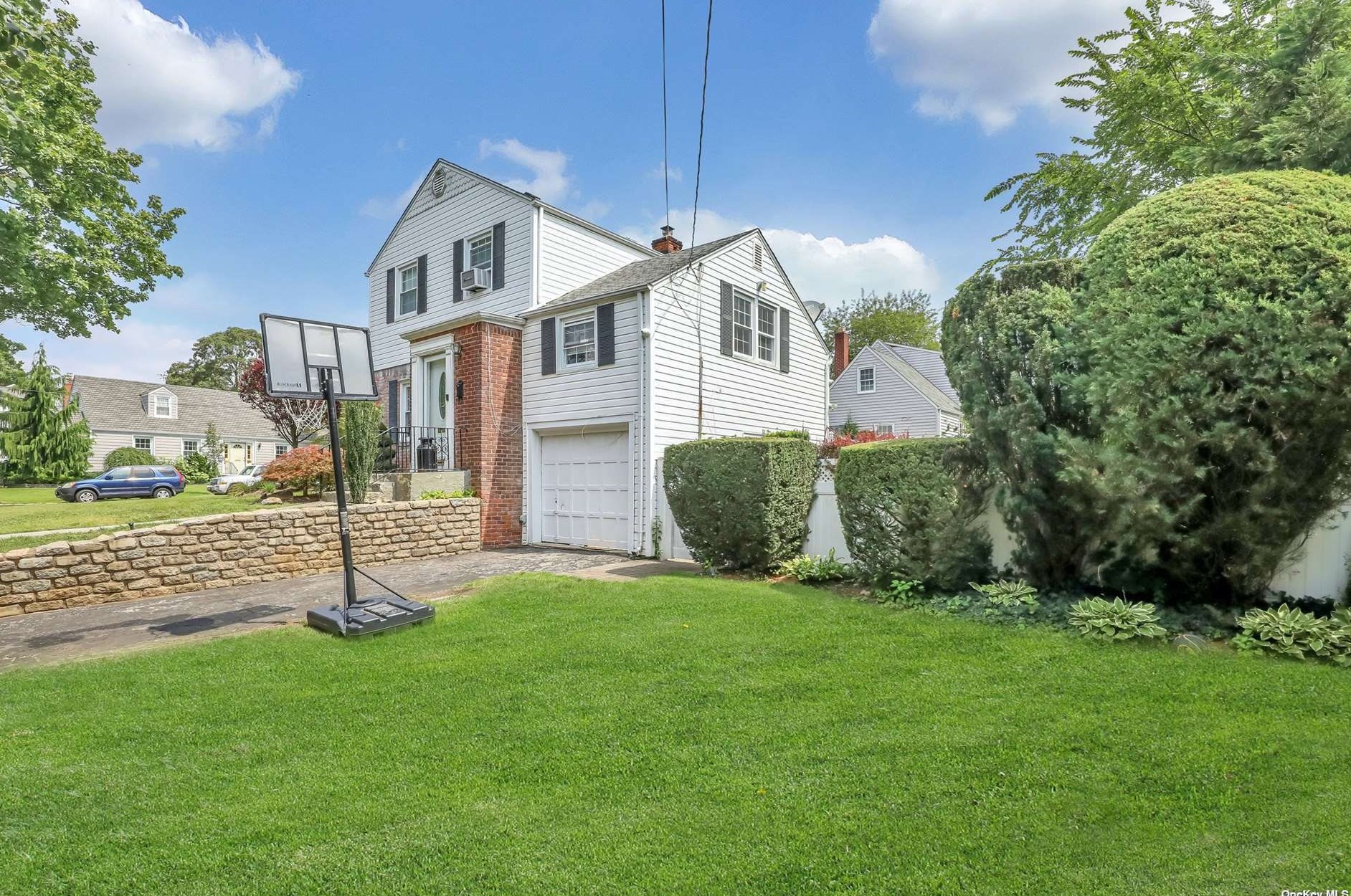 132 Greenway W, New Hyde Park, NY 11040