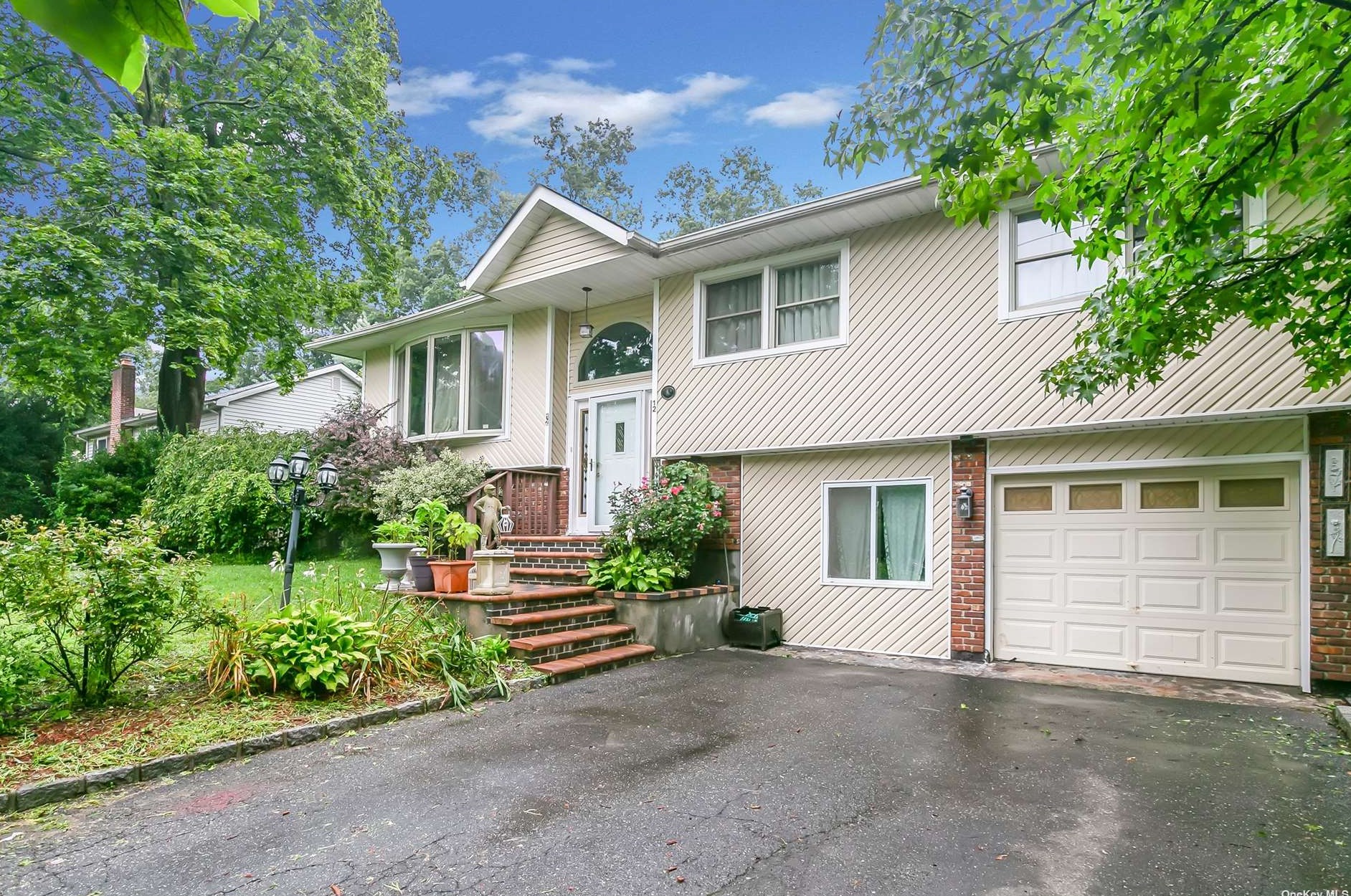 12 Prospect Dr N, Huntington Station, NY 11746