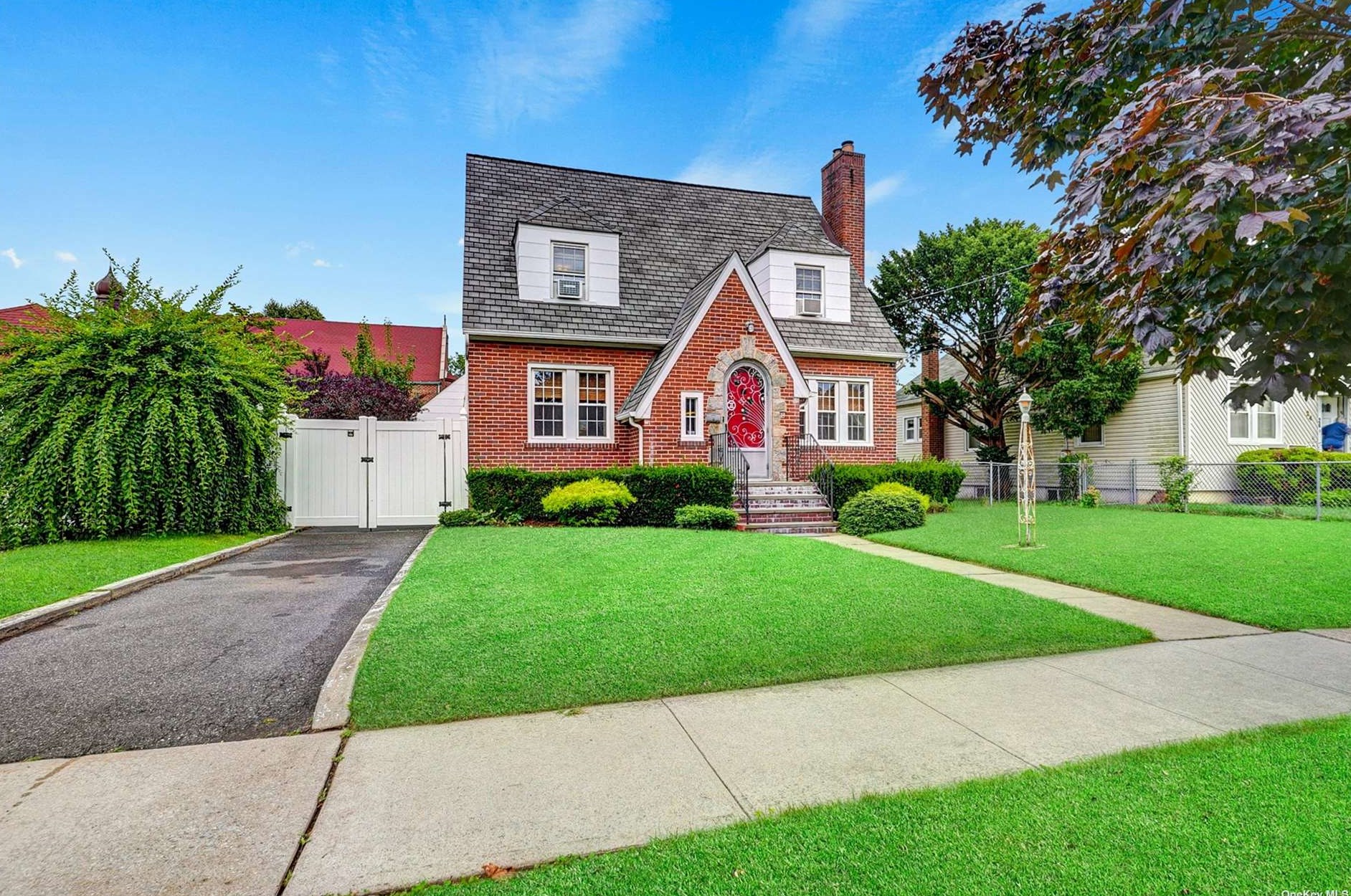 18 Lincoln Rd, Hempstead, NY 11550-5214
