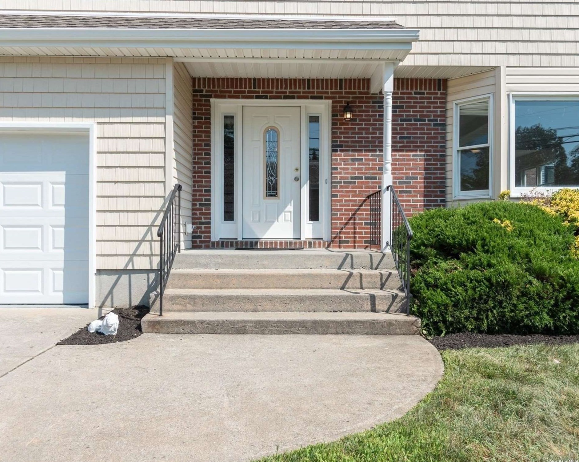 34 Maxson Ave, Freeport, NY 11520-2044
