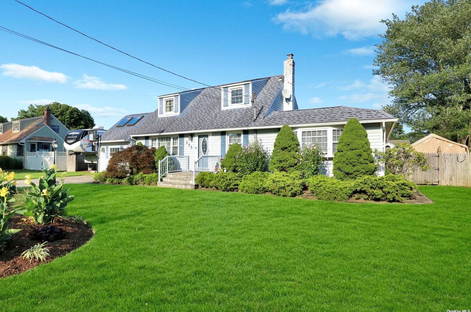 373 Bernice Dr, Bay Port, NY 11705-1201