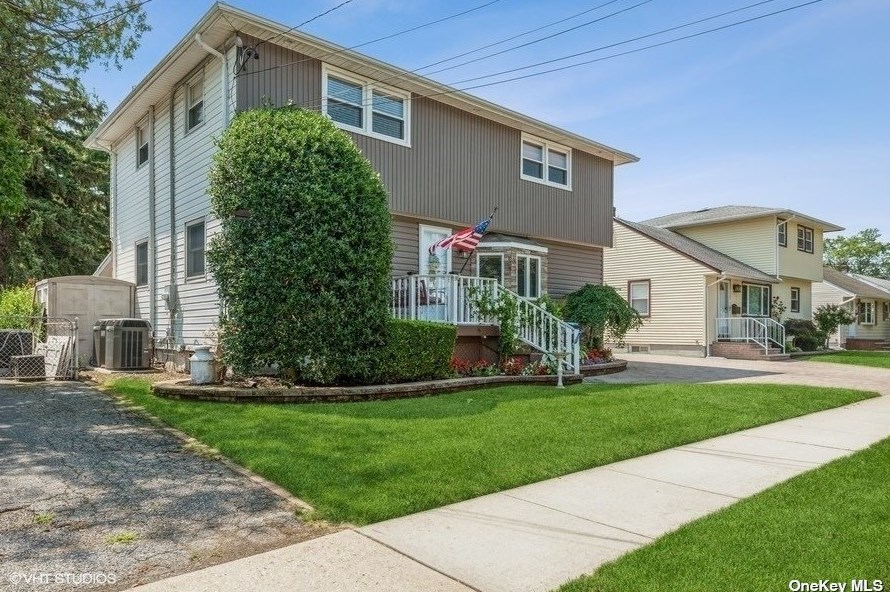 95 Nevada St, Hicksville, NY 11801-2353