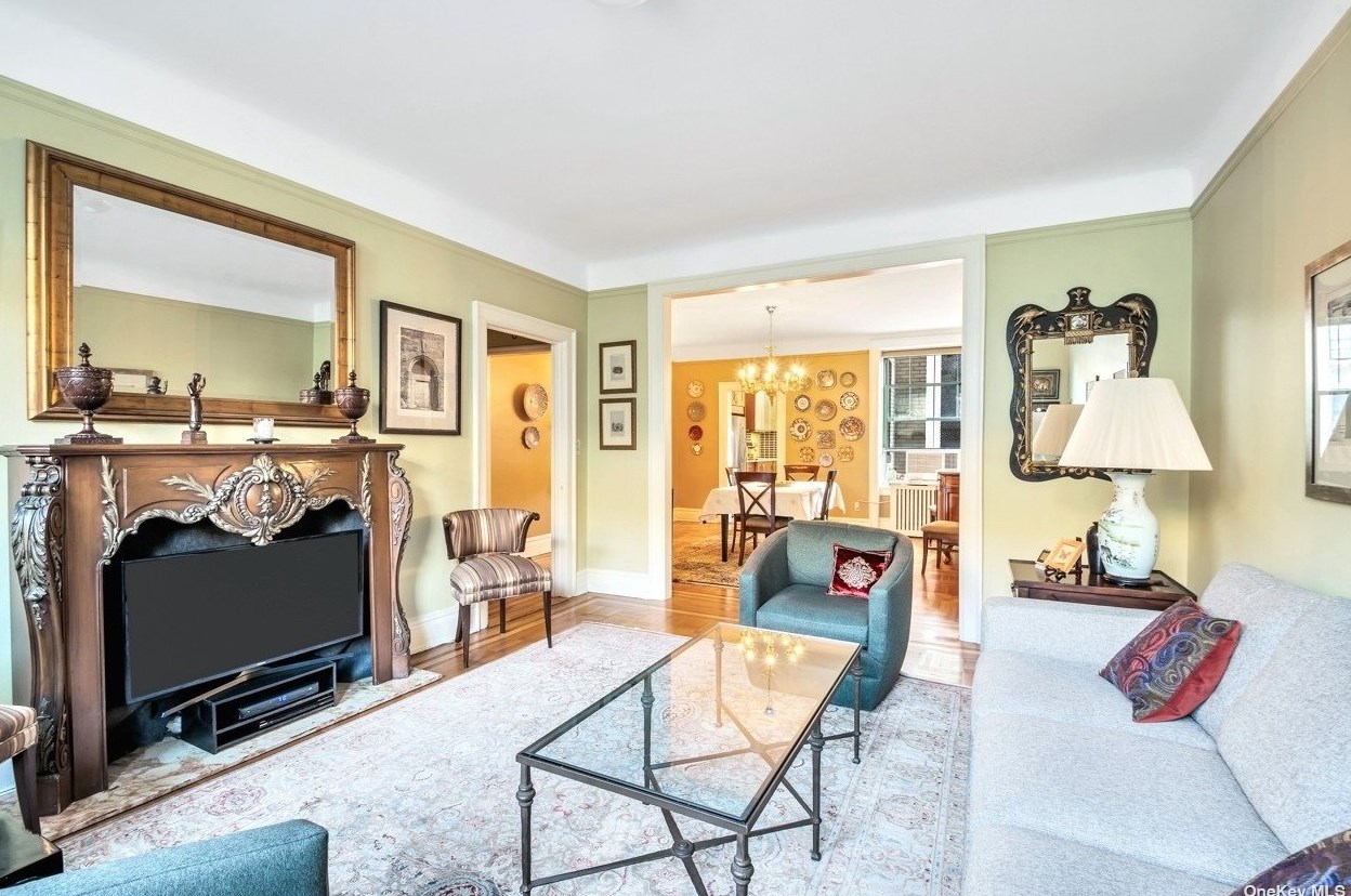 35-42 80th St, Flushing, NY 11372-1318
