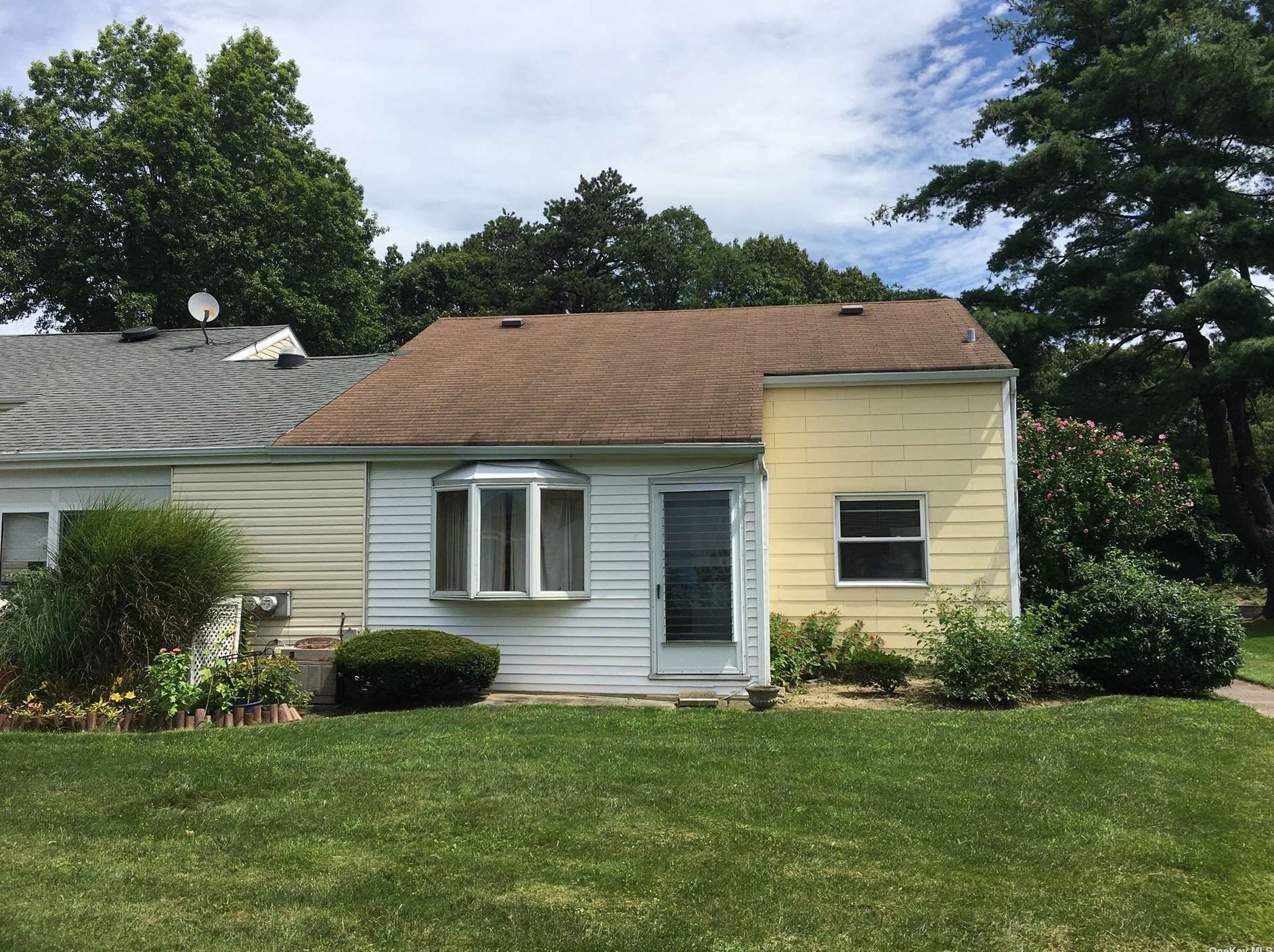 24 Freedom Ln, Coram, NY 11727-3227