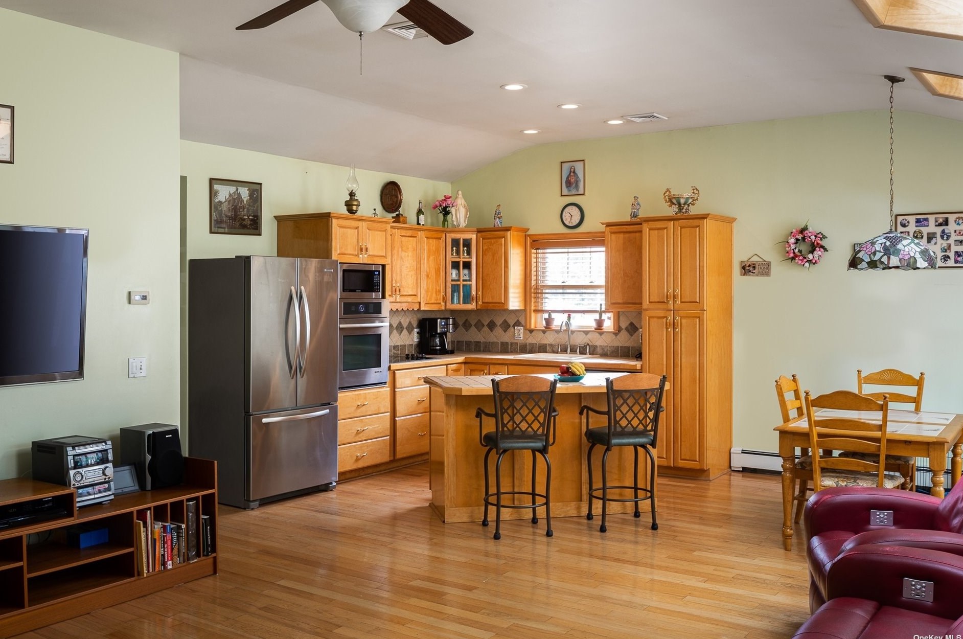 32 Cherry Ln, Gordon Heights, NY 11763-4084