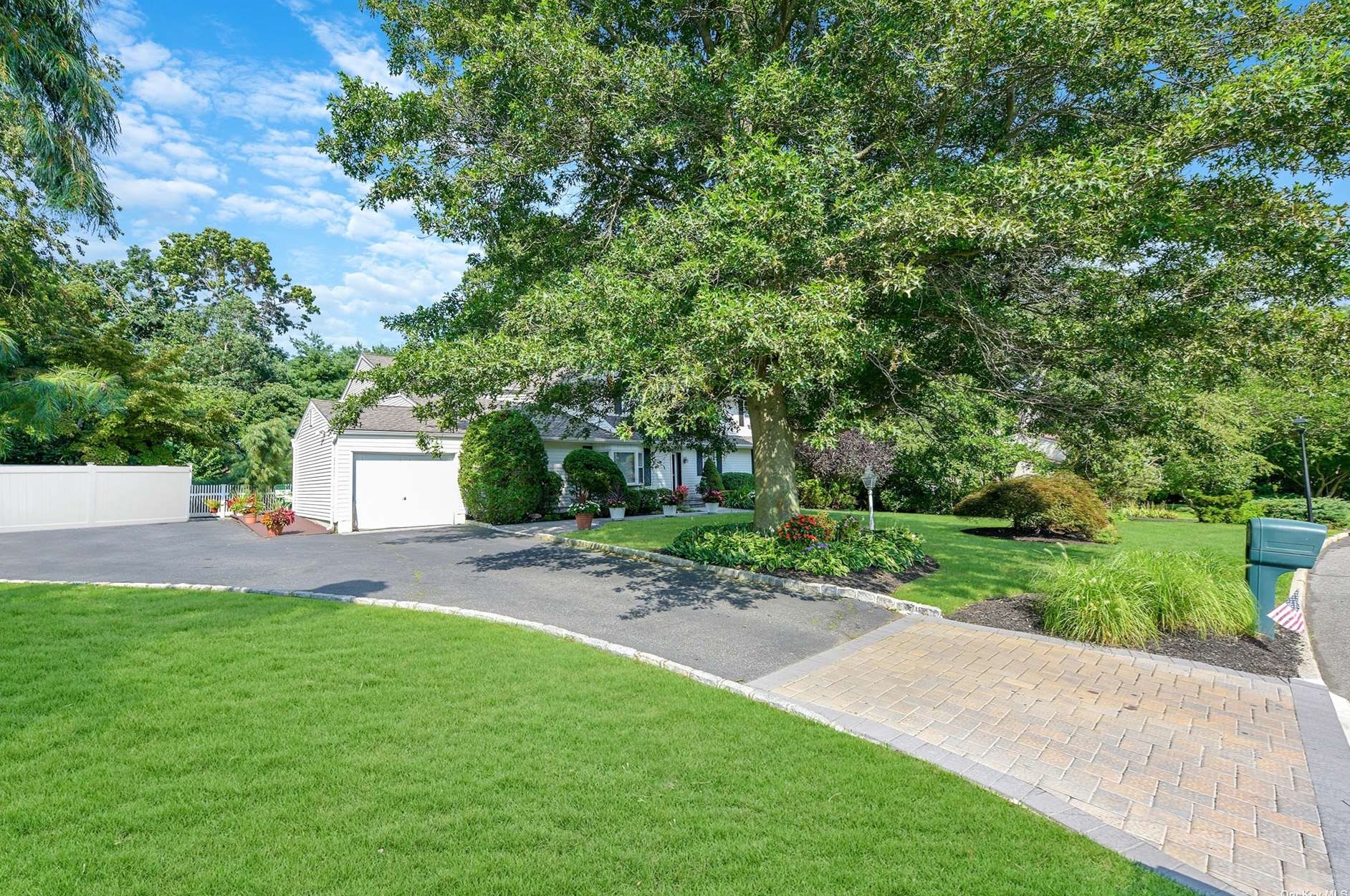 33 Peachtree Ln, Mount Sinai, NY 11766