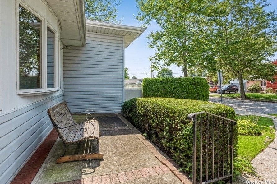 1972 Cole Dr, Hempstead, NY 11554-2506