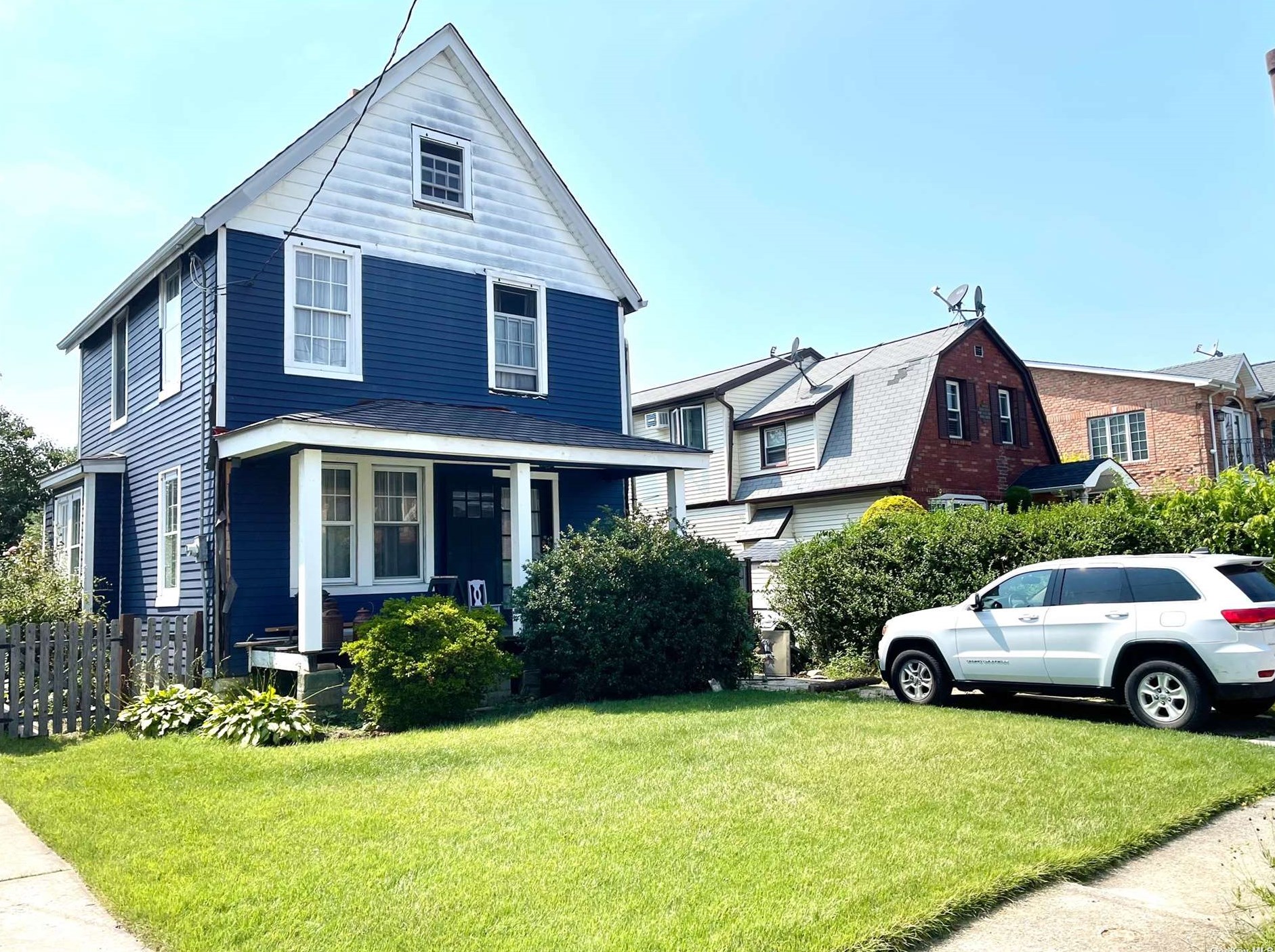 35-22 208th St, Flushing, NY 11361-1119
