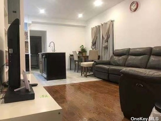 53-22 97th St, Flushing, NY 11368-1215