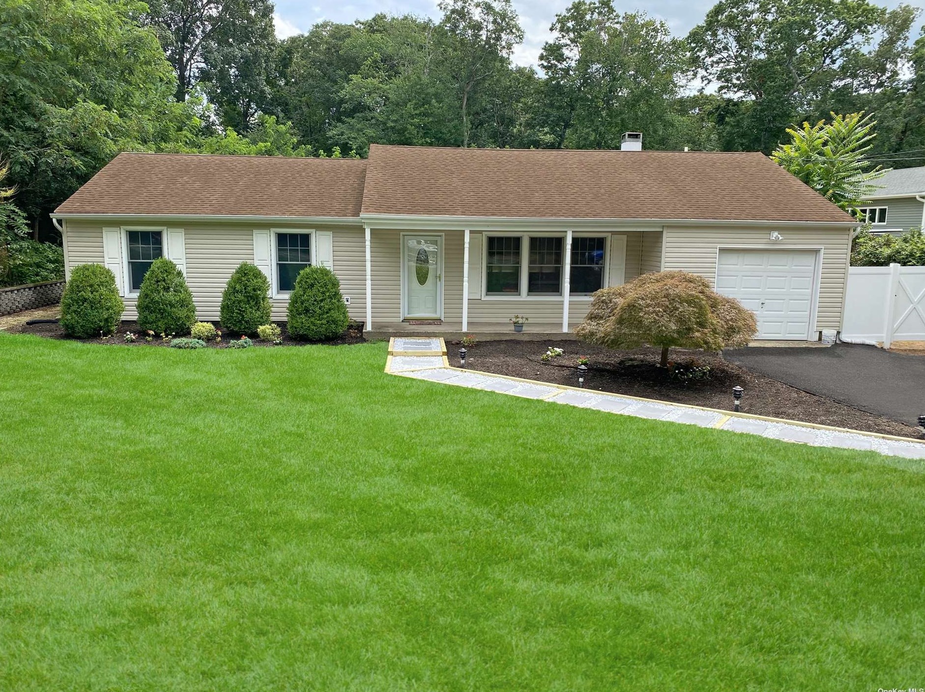 8 Rustic Rd, Yaphank, NY 11980-9754