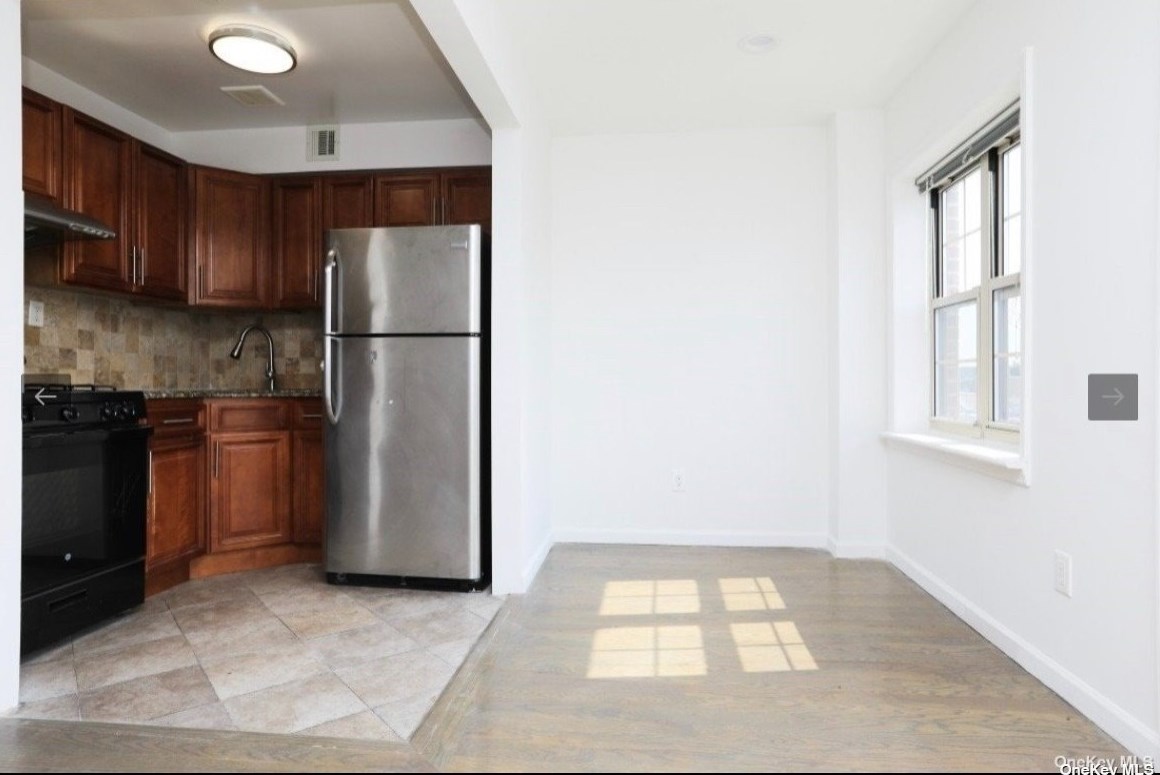 10223 43rd Ave, Flushing, NY 11368-2433