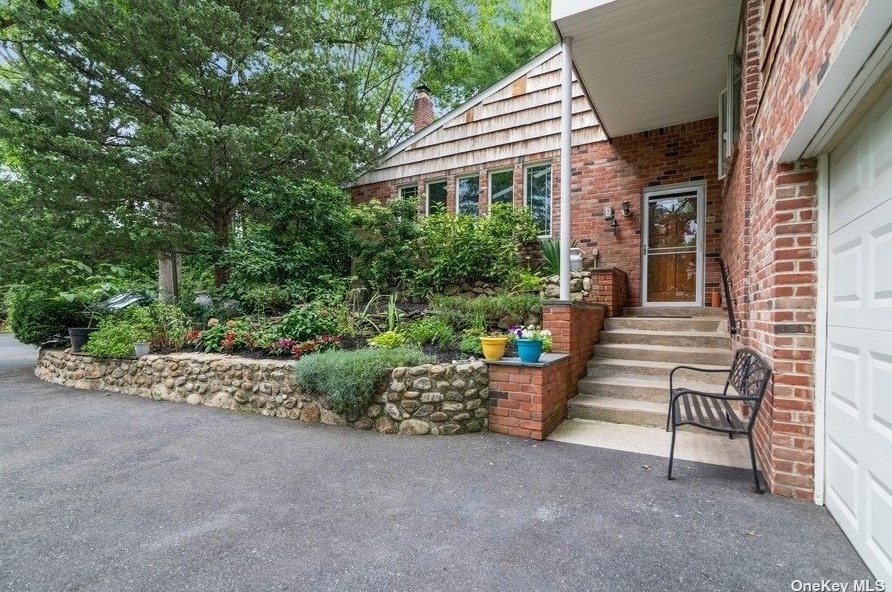 7 Franklin Ave, Strongs Neck, NY 11733-1169