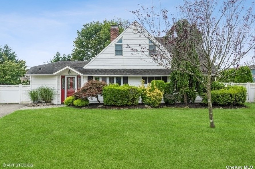 45 Raspberry Ln, Plainedge, NY 11756-5403