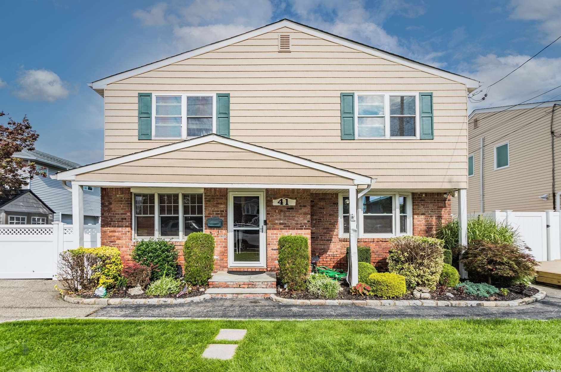 41 Park Ln Pl, East Massapequa, NY 11758