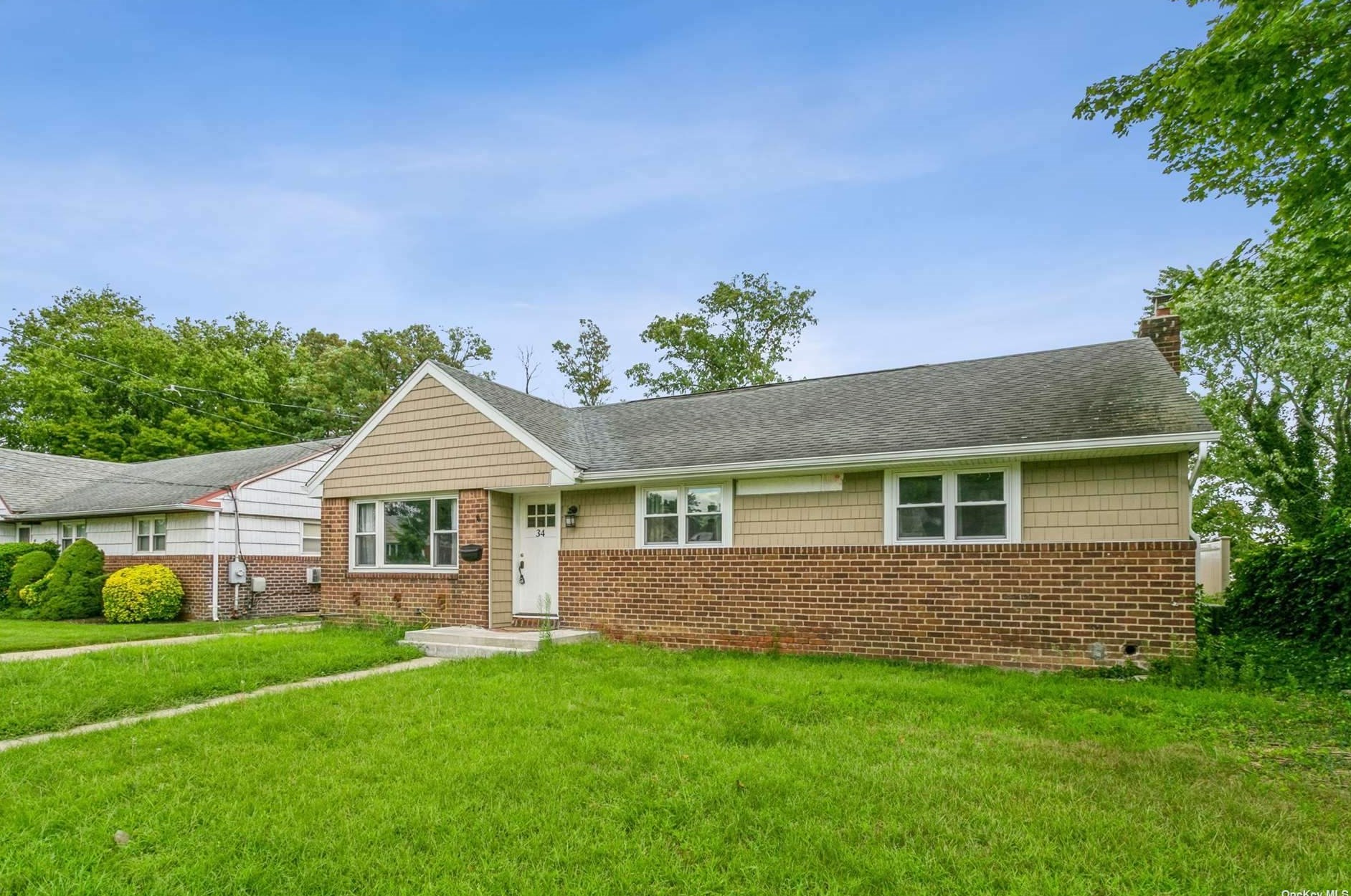 34 Brixton Rd, Hempstead, NY 11552-1102