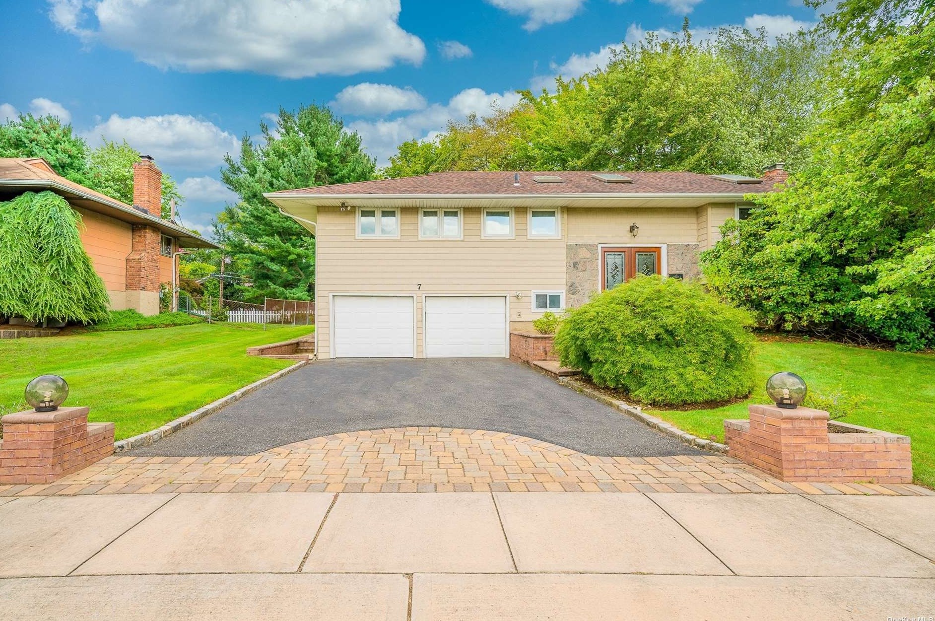 7 Voorhis Dr, Hicksville, NY 11804-1025