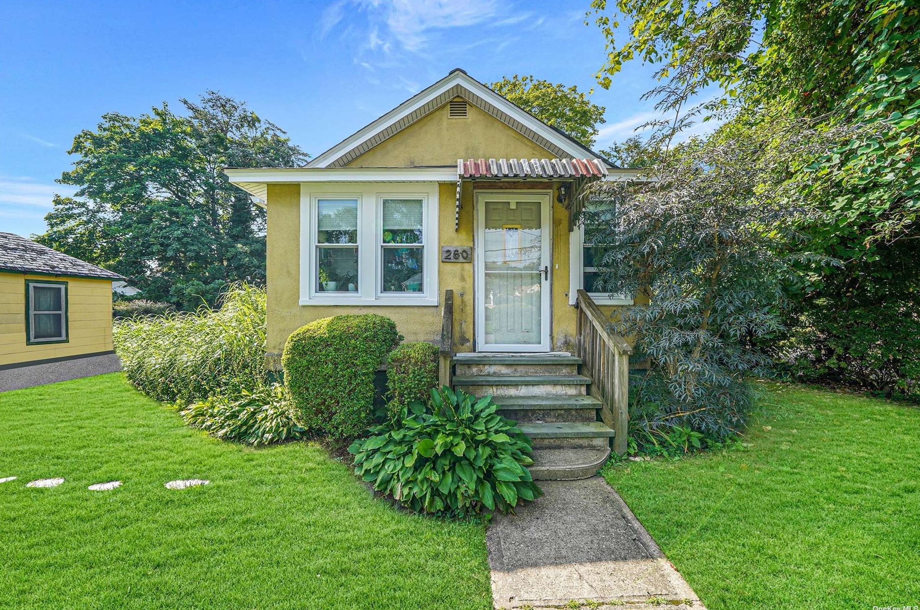 260 Irving St, Central Islip, NY 11722