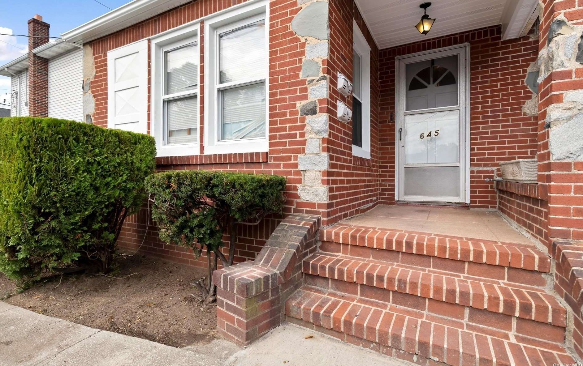 645 Meacham Ave, Floral Park, NY 11003