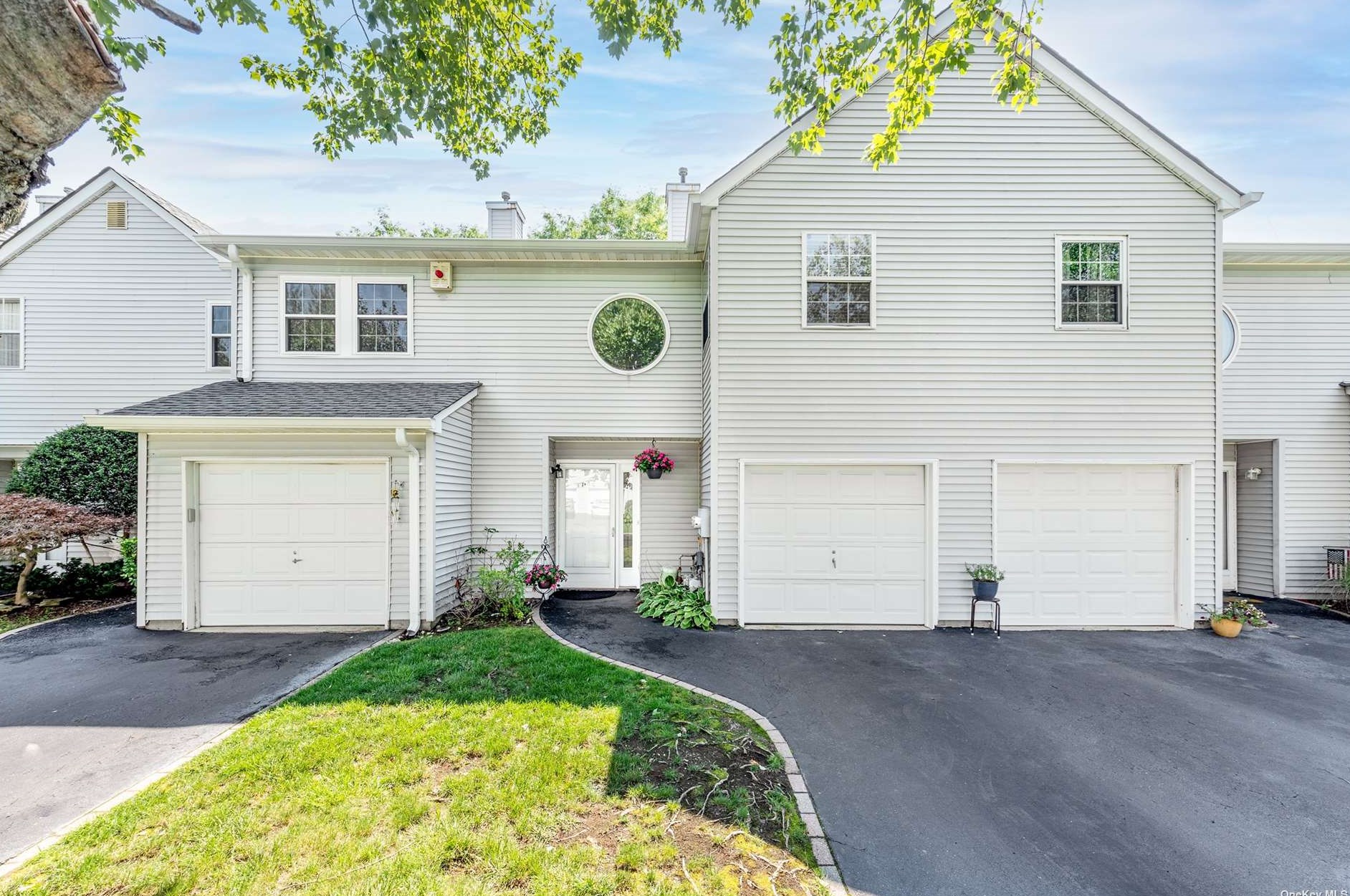 1105 Sara Cir, Prt Jefferson Station, NY 11776-2747