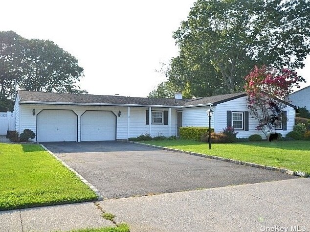 14 Carnegie Dr, Farmingville, NY 11738-1411