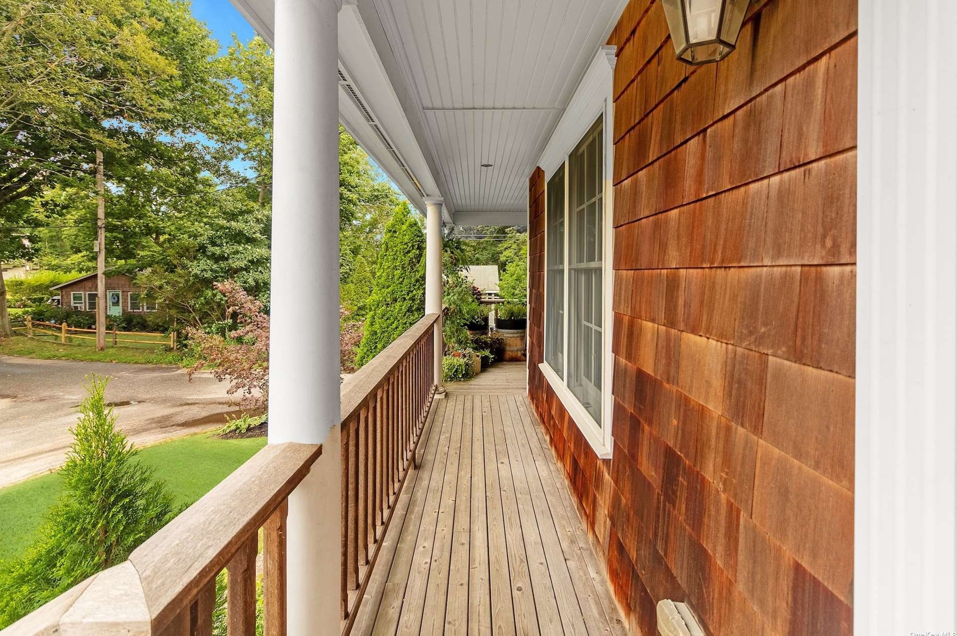 44 Woodlawn Dr, Northampton, NY 11901-1049