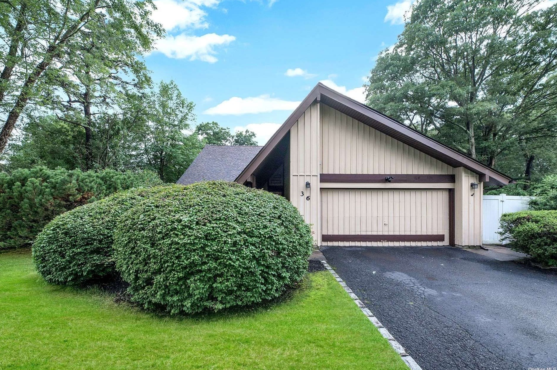 36 Glenmere Ln, Coram, NY 11727-1429