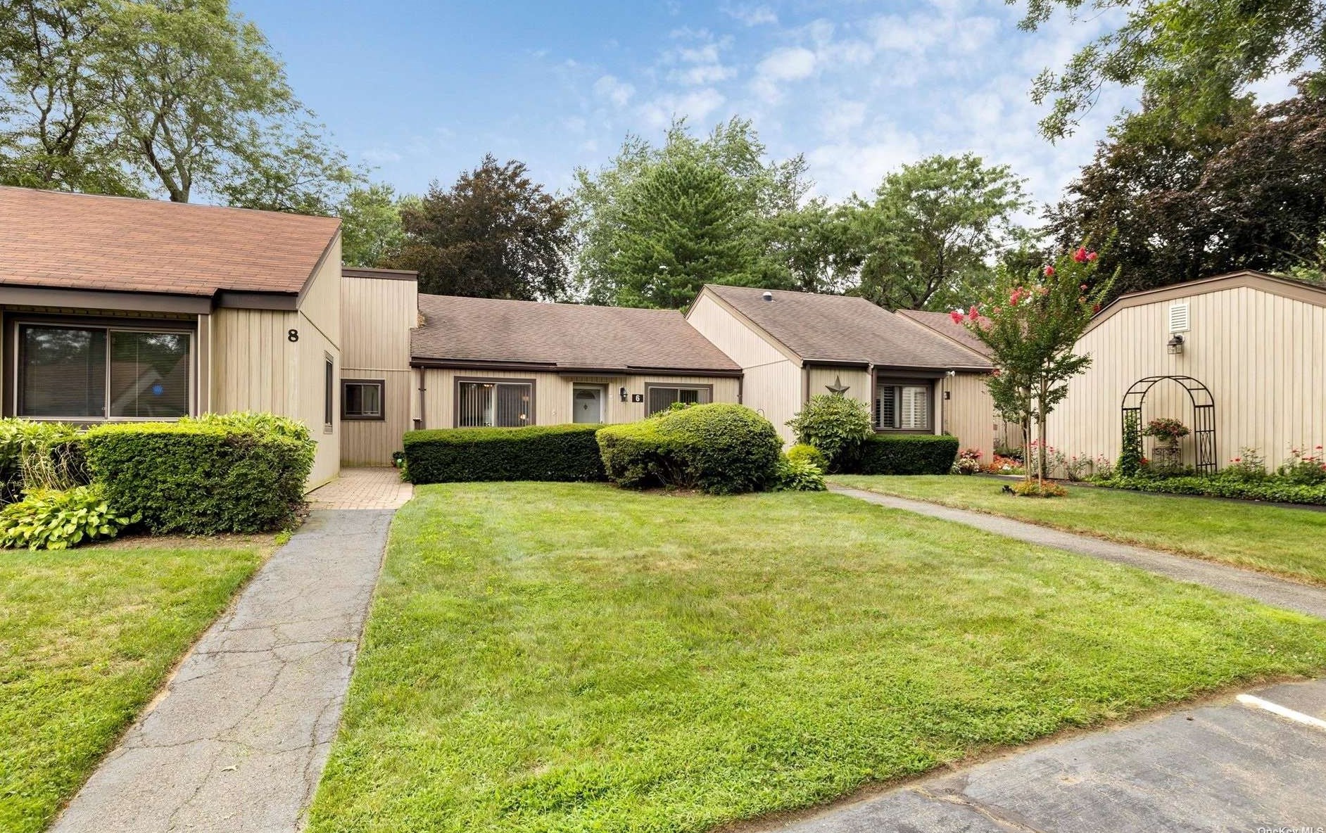 6 Strathmore Gate Dr, Stonybrook, NY 11790-3003