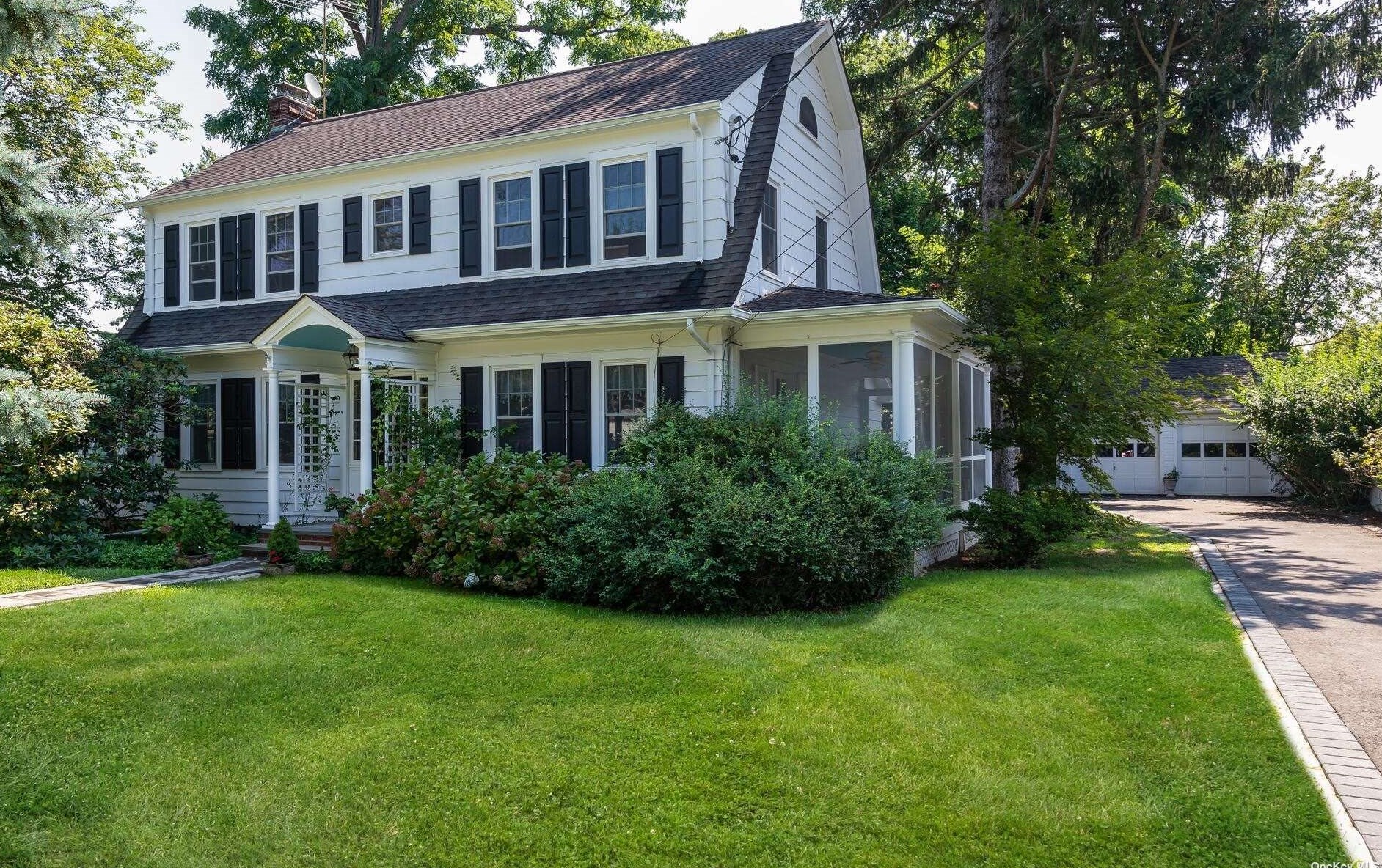 24 Summit St, Hunt, NY 11743-2604
