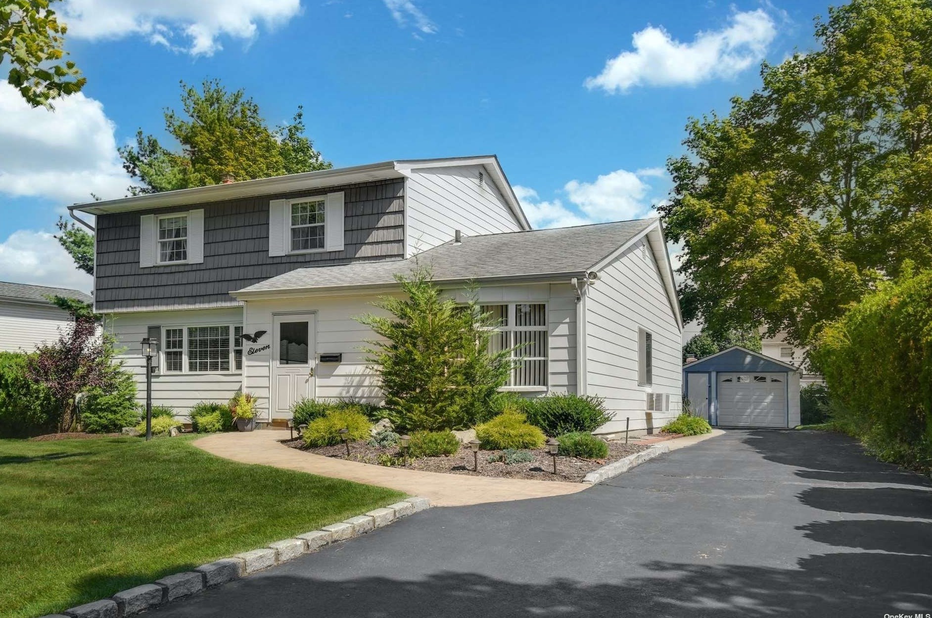11 Comanche Ln, Commack, NY 11725-4605