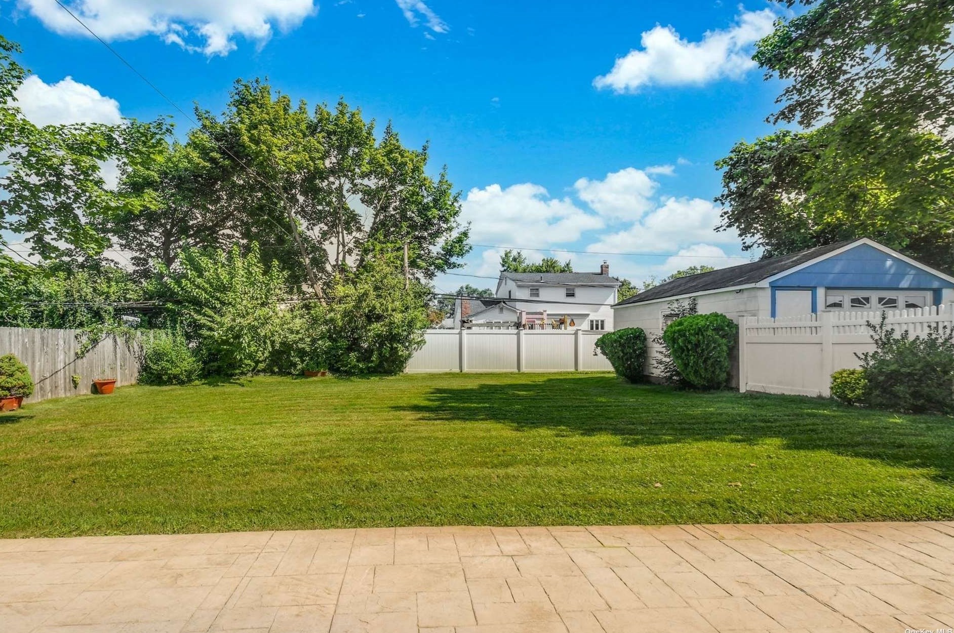 11 Comanche Ln, Commack NY 11725-4606 exterior