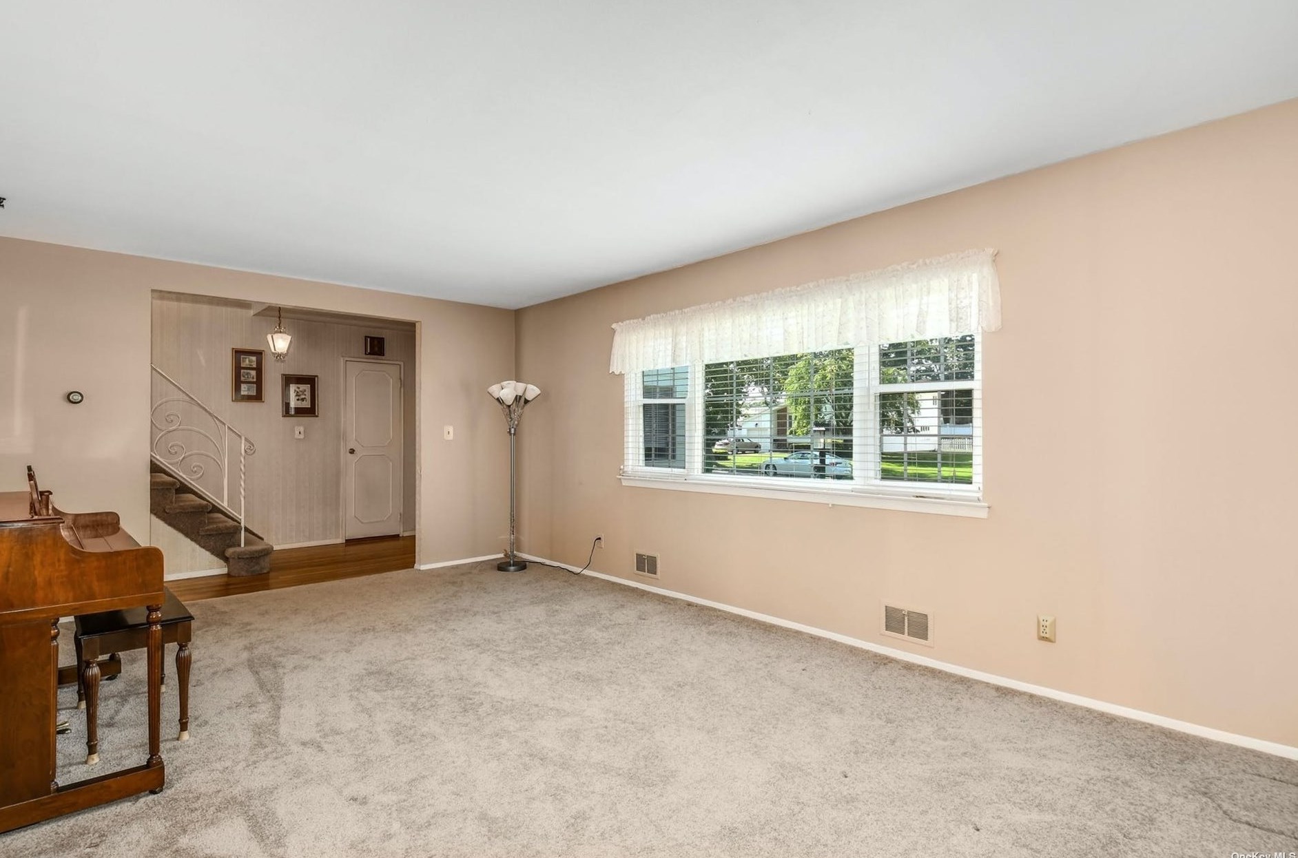 11 Comanche Ln, Commack NY 11725-4606 exterior