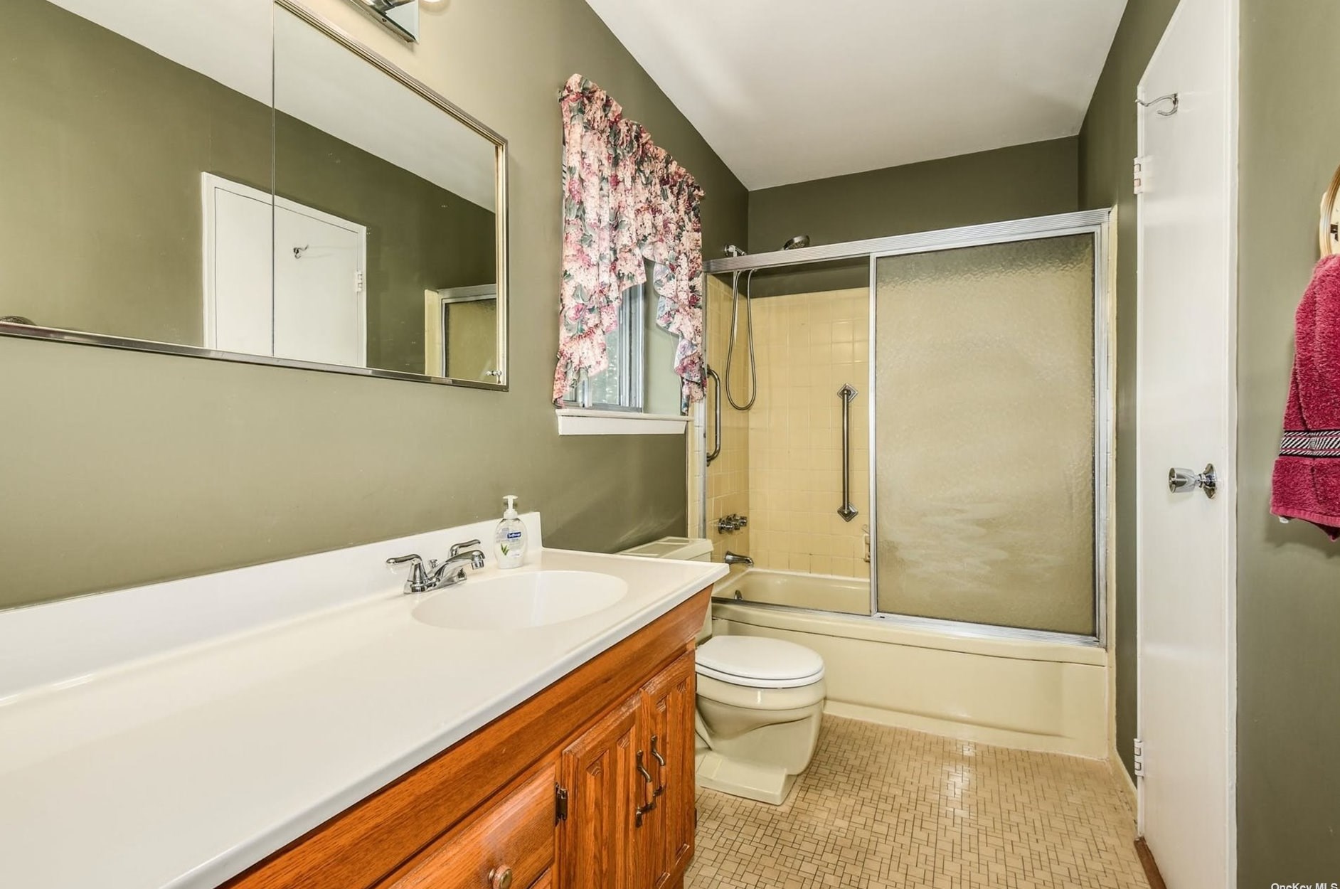 11 Comanche Ln, Commack NY 11725-4606 exterior