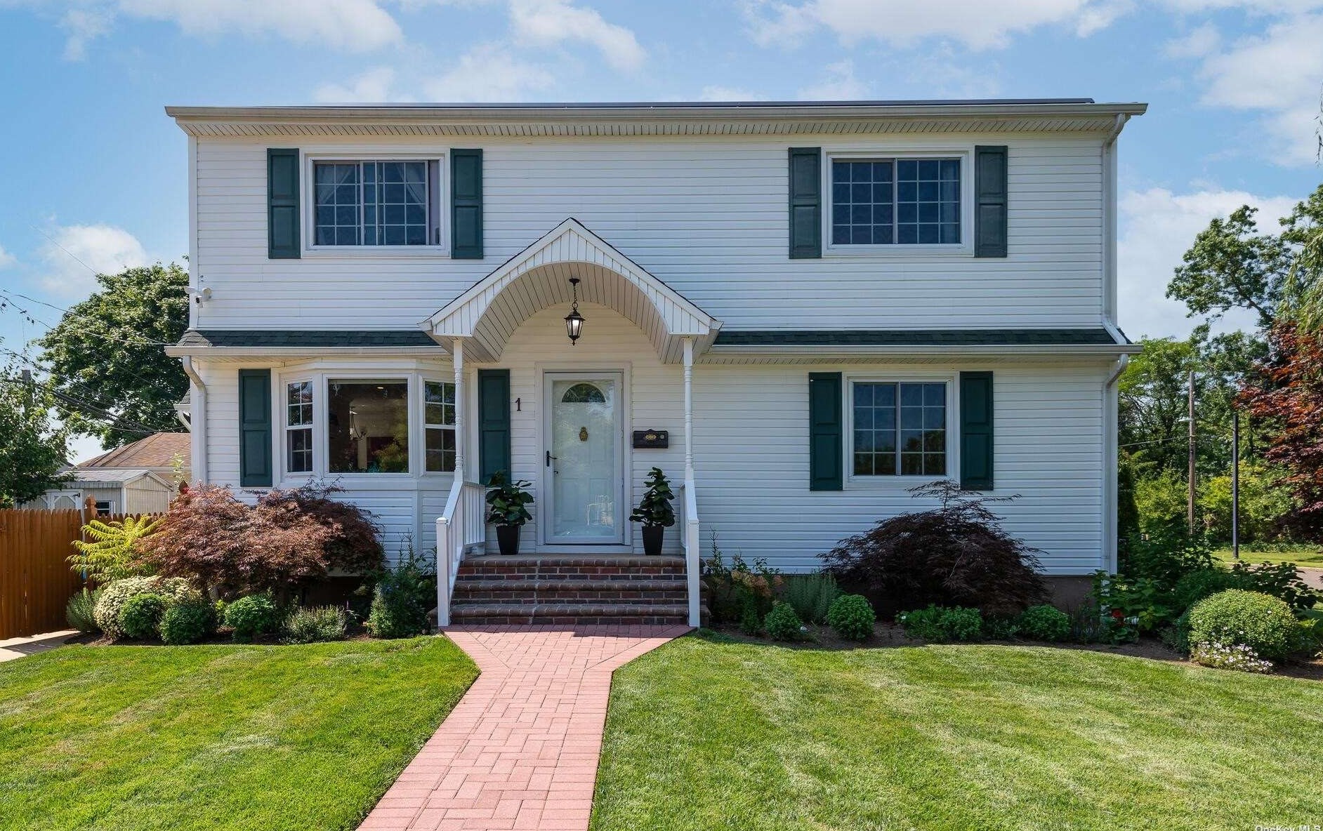 1 Diane Dr, East Massapequa, NY 11758-1092