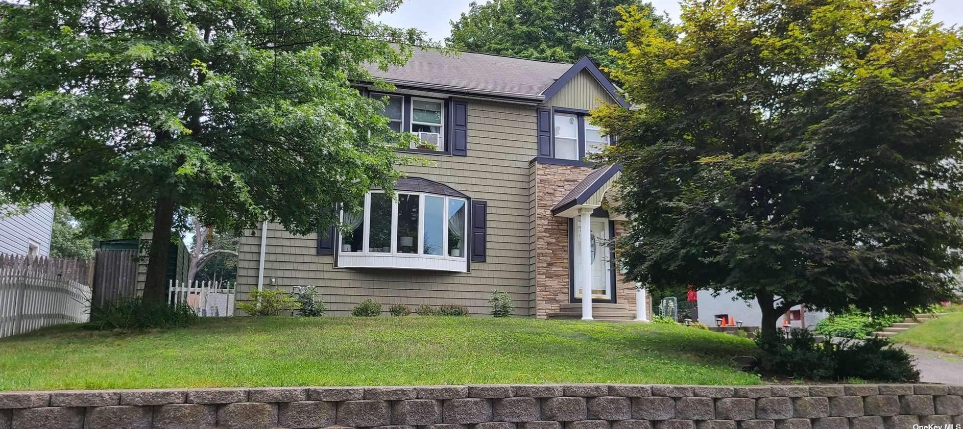 21 Crow Ln, Glen Cove, NY 11542-2926