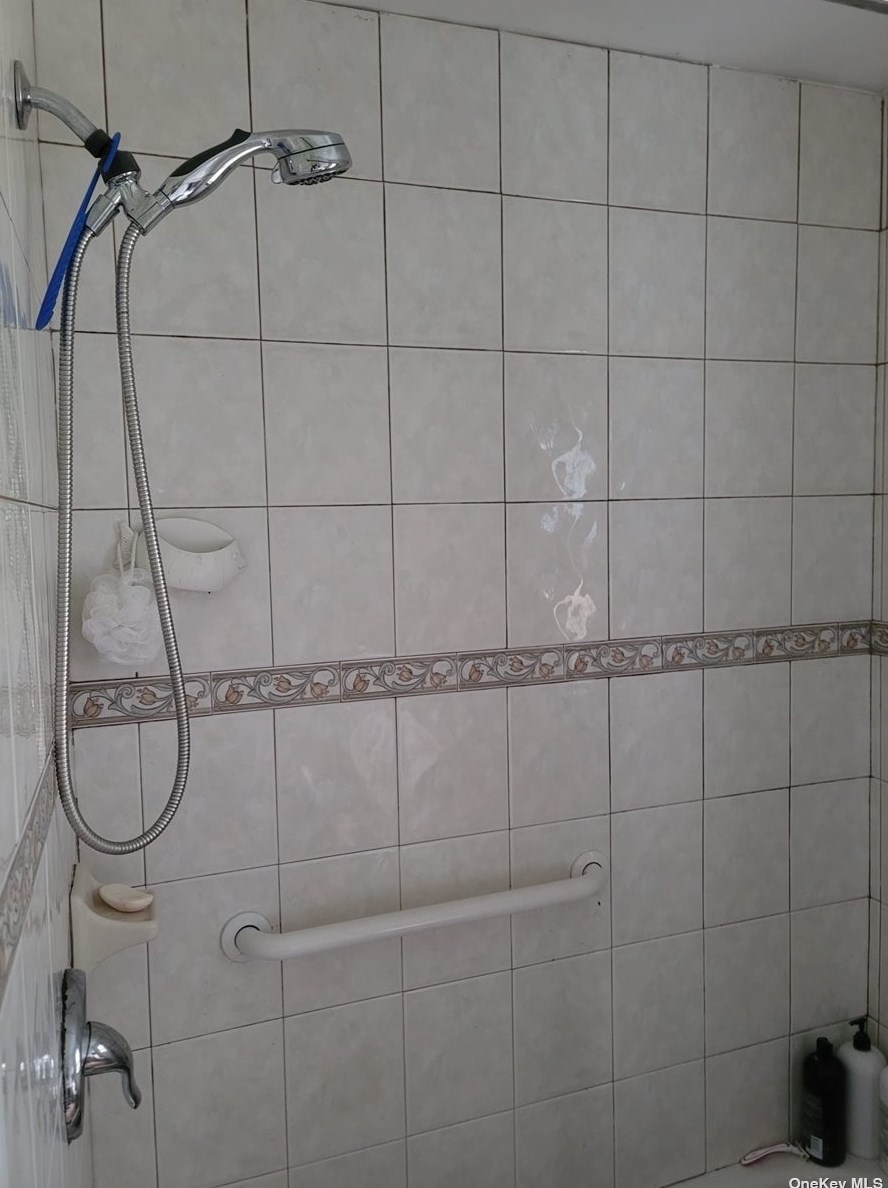 193 Van Buren St, Manor Park NY  11950-4109 exterior