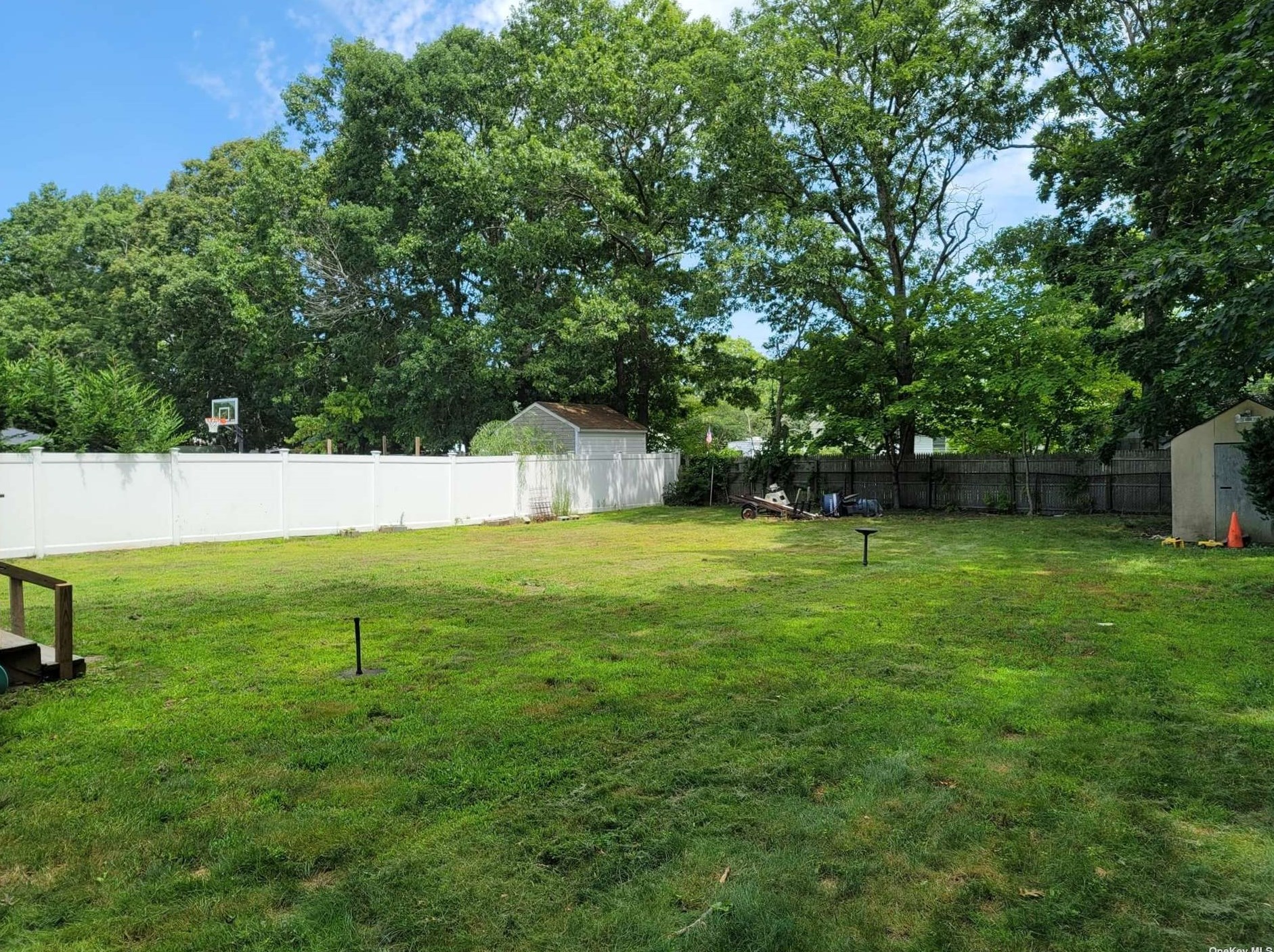 193 Van Buren St, Manor Park NY  11950-4109 exterior