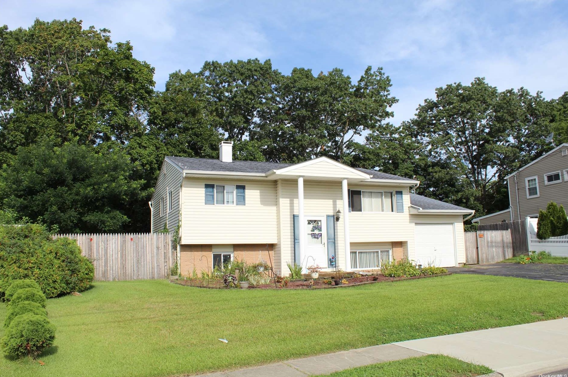 161 Stuyvesant Dr, Prt Jefferson Station, NY 11776-4251