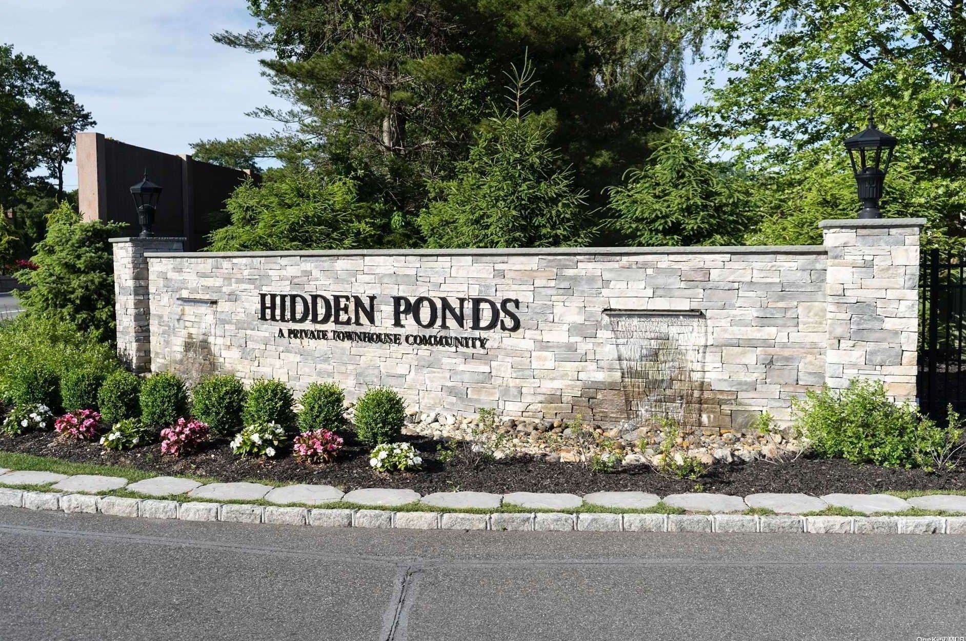 290 Pond View Ln, Smithtown NY  11787-5211 exterior