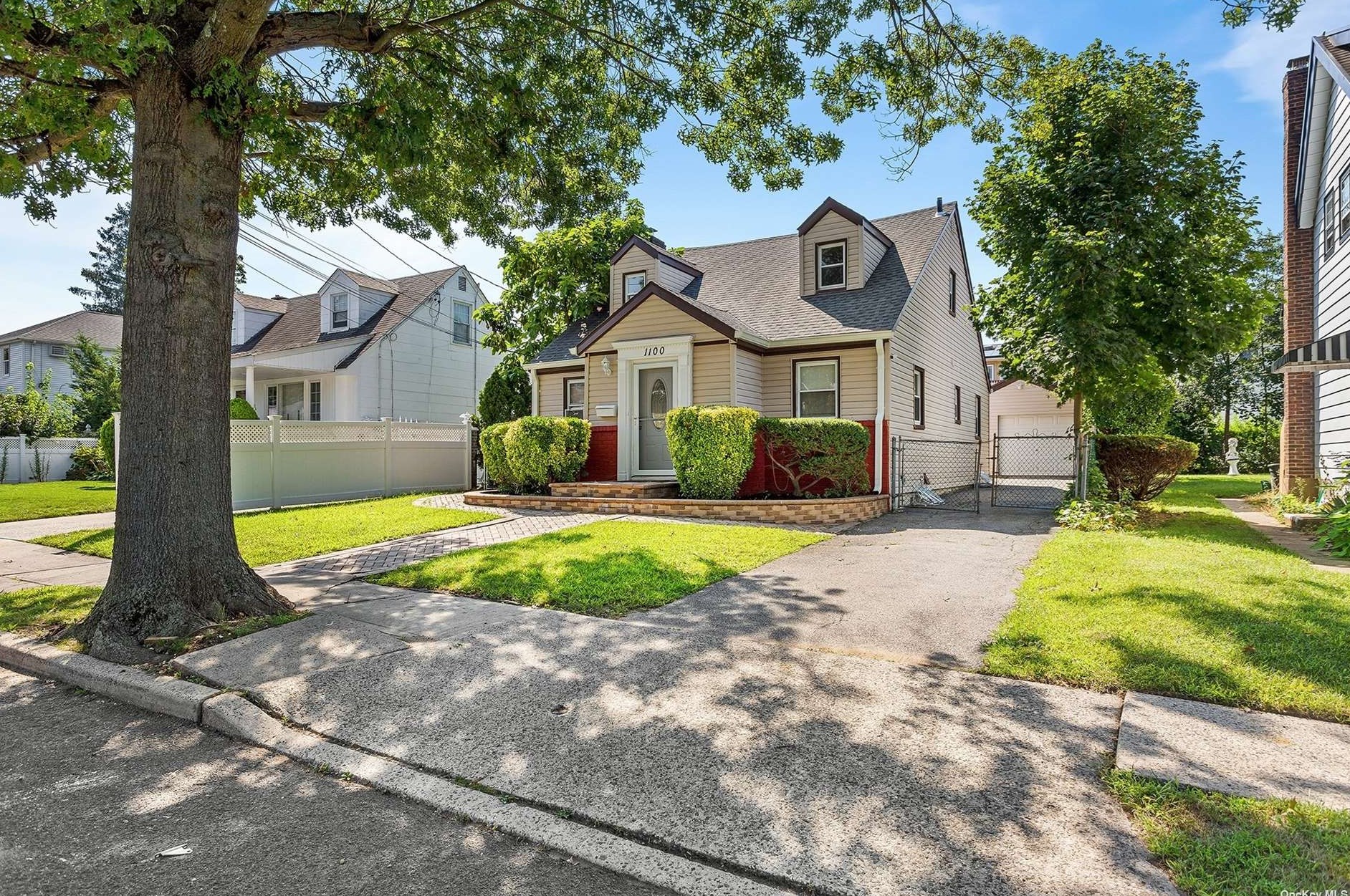 1100 Braxton St, Hempstead, NY 11553