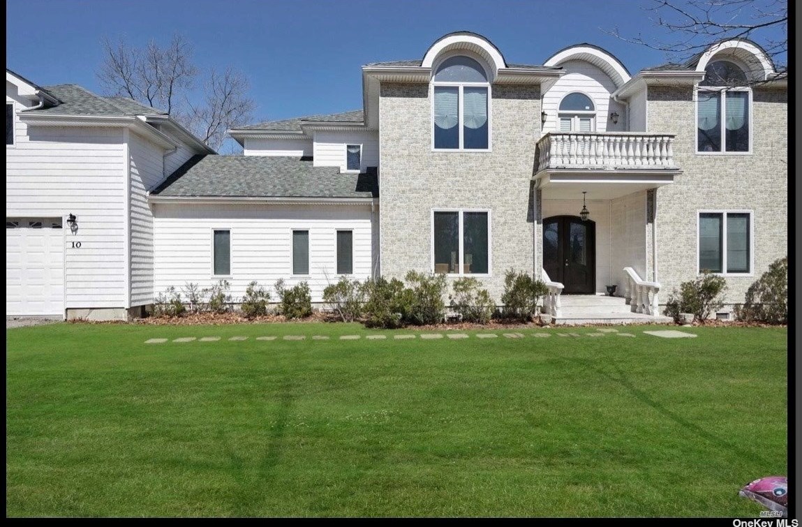 10 Bay Woods Dr, Hampton Bays, NY 11946-2001