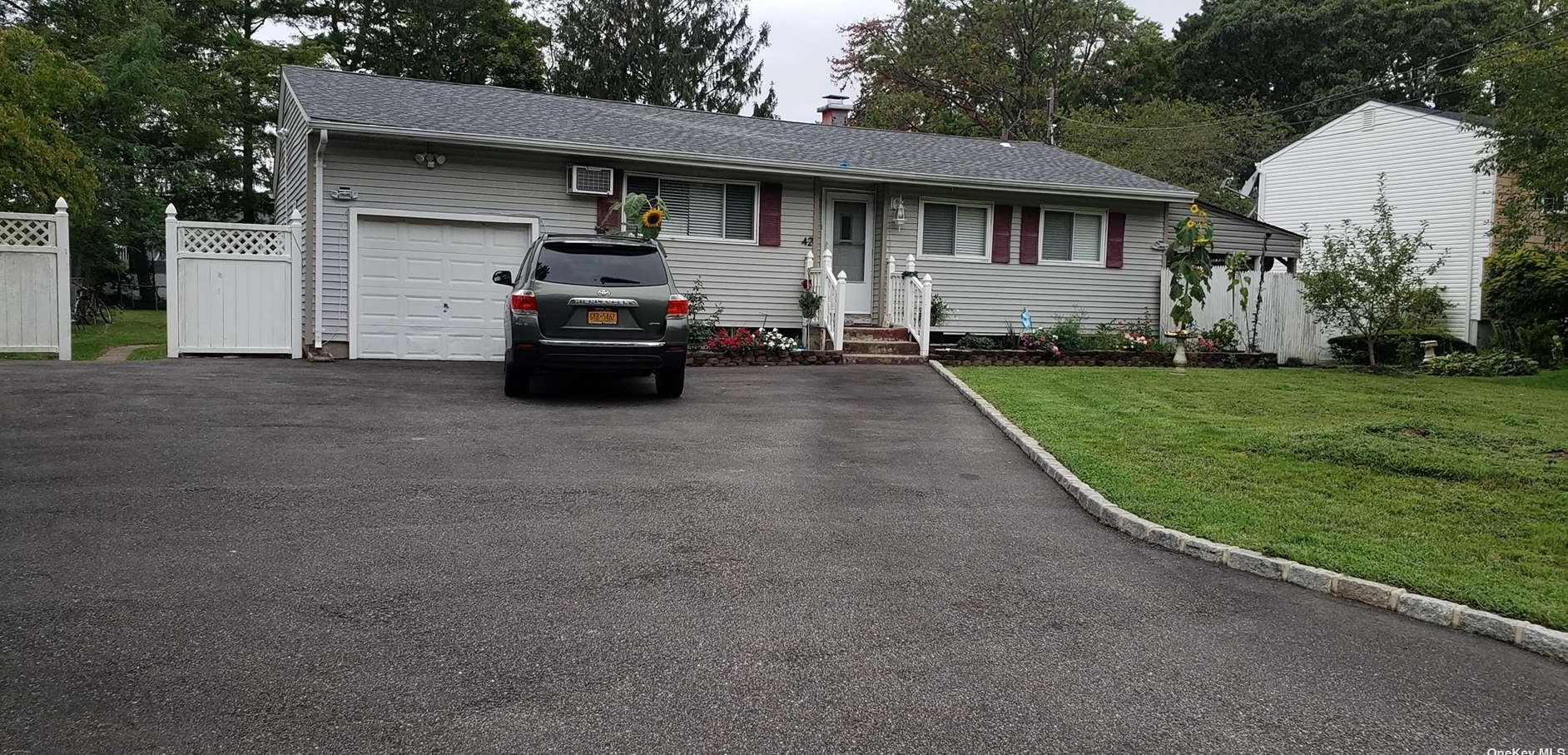 42 Lloyd Dr, Pine Air, NY 11717-7413