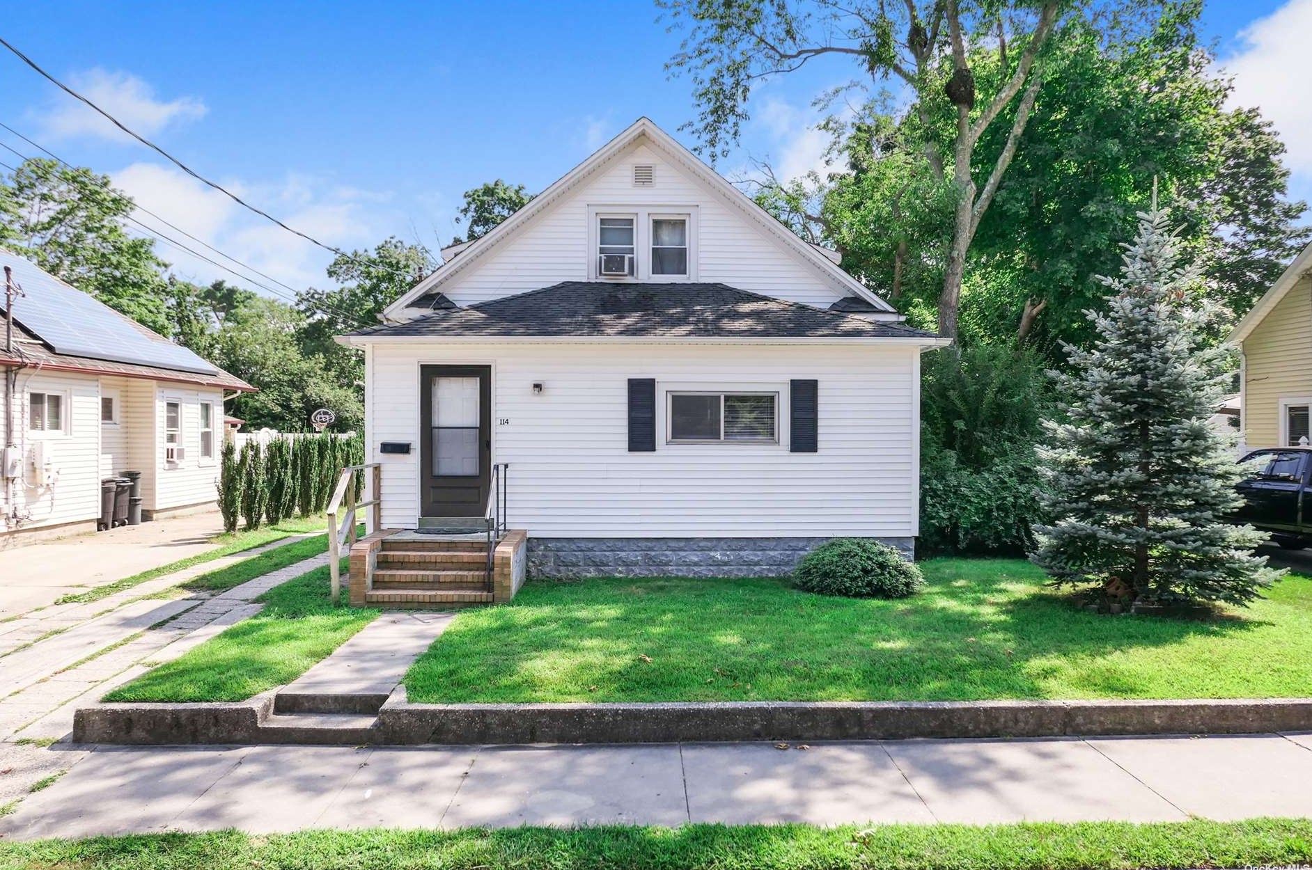 114 E Lakewood St, Canaan Lake, NY 11772