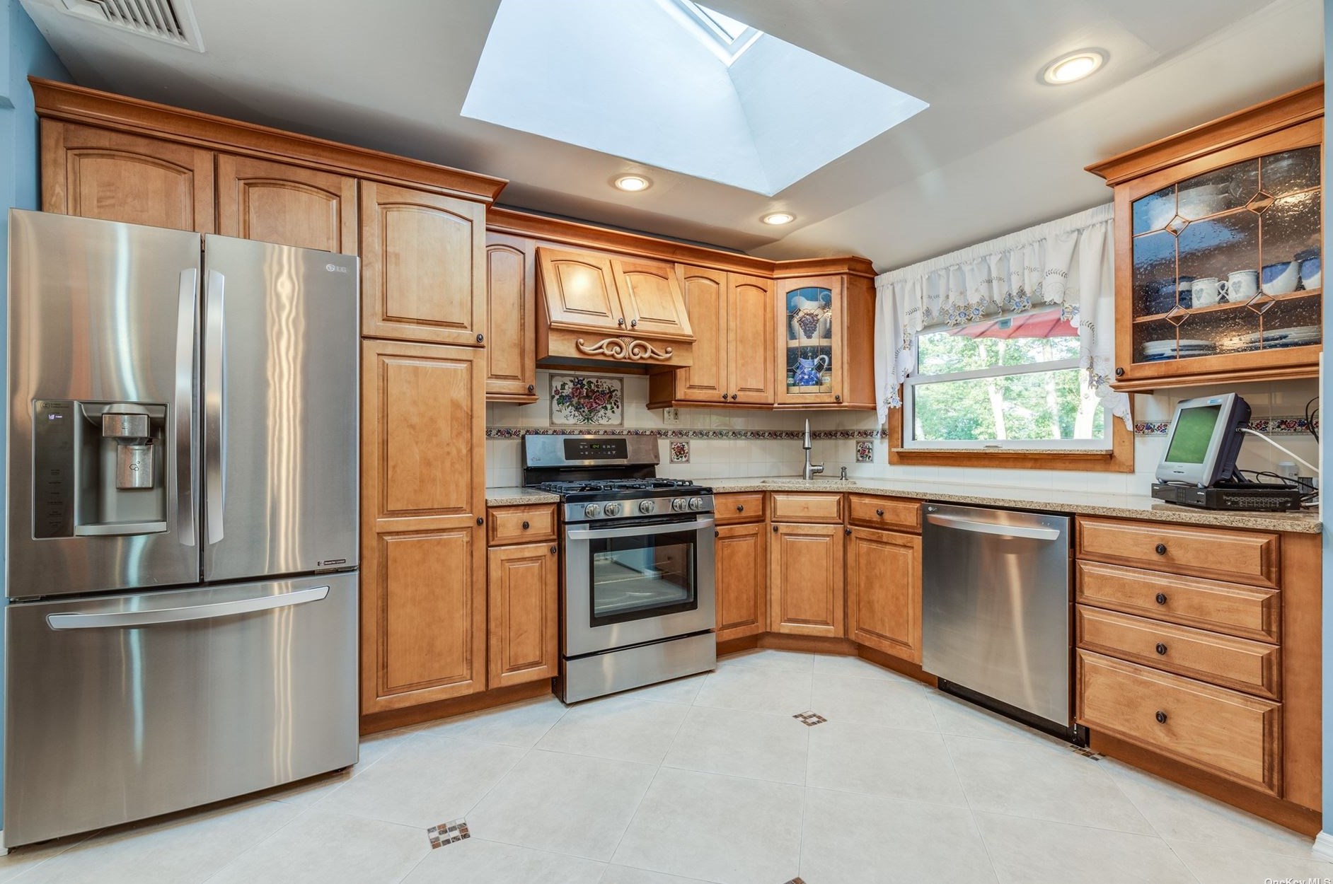 9 Dulce Ln, Huntington Station, NY 11746