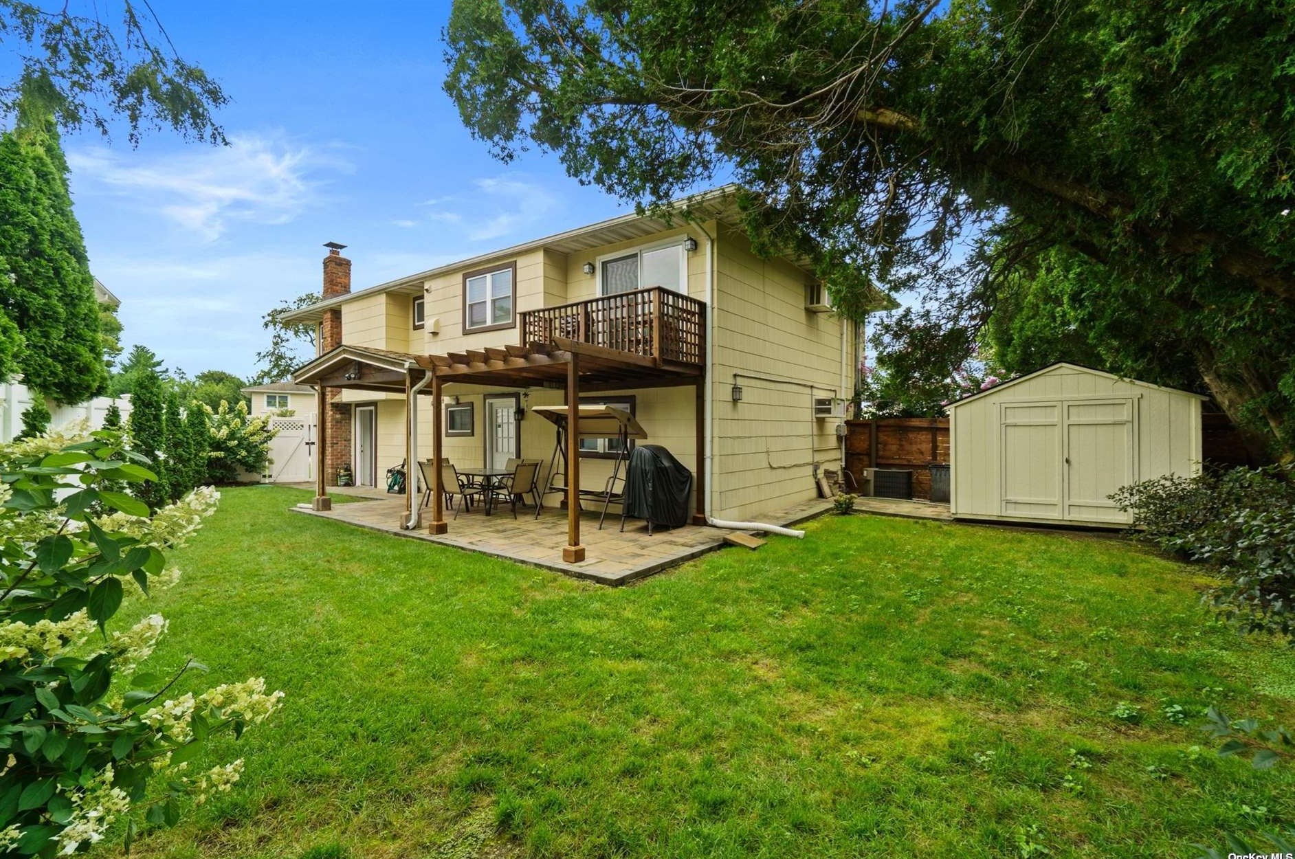 17 Lawrence Ct, Hicksville NY exterior