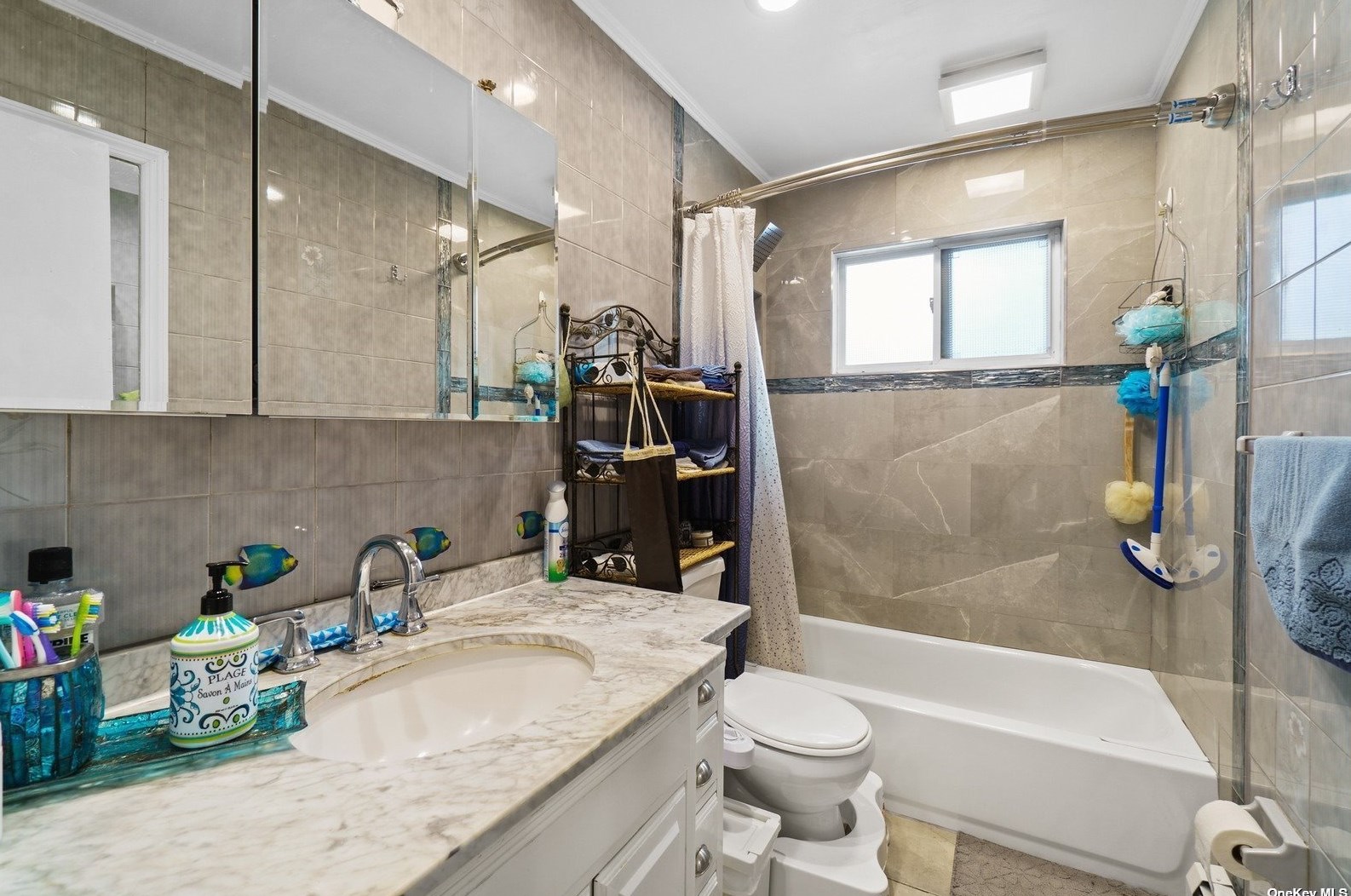 17 Lawrence Ct, Hicksville NY exterior